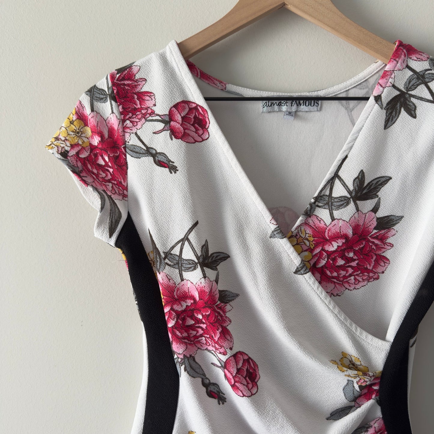 Almost Famous Floral Faux Wrap Mini Dress Short Sleeve V-Neck Bodycon Crepe M