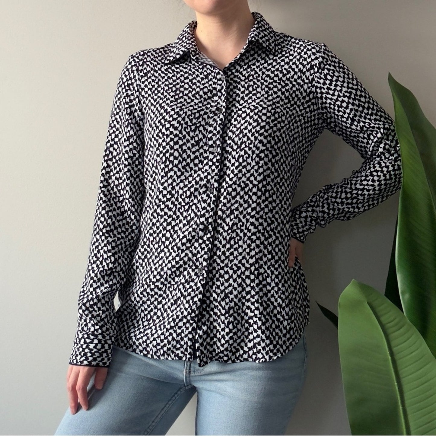 Theory Long Sleeve Button Down Stylish Black and White Top Petterned Collared M