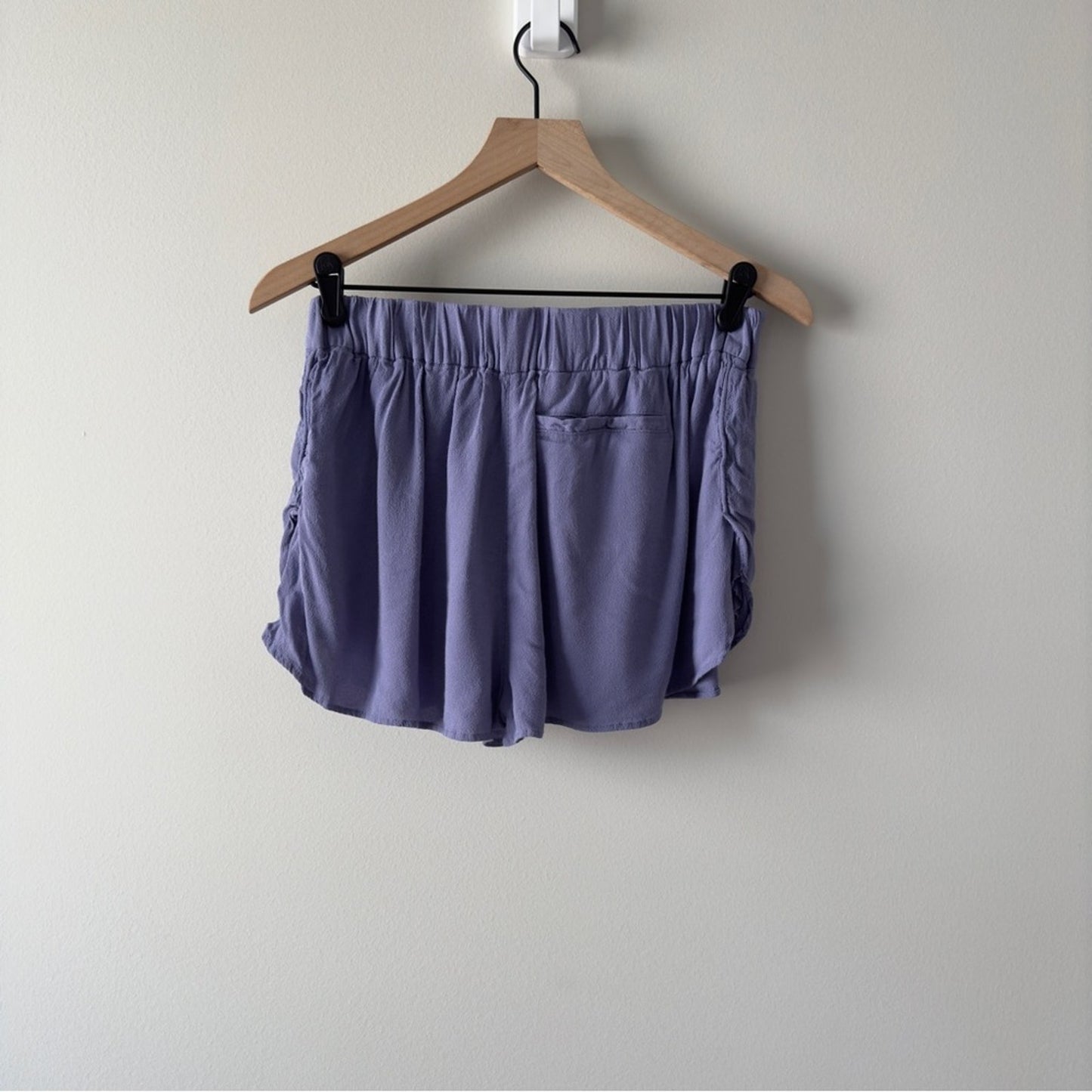 Aritzia Wilfred Free Flowy shorts lined pull-on elastic waist solid pocket rayon
