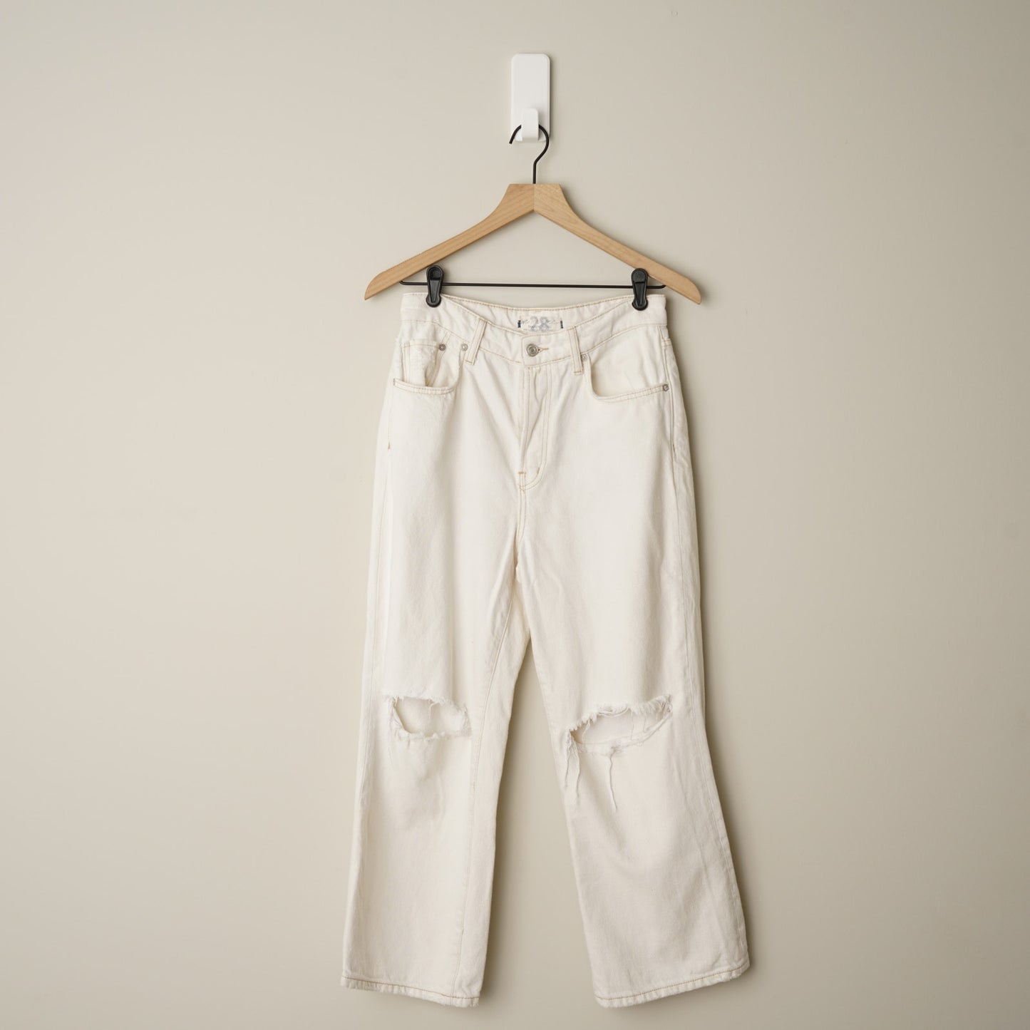 Free People We the Free Lasso Jean in White Lightning Button Fly Ripped Knee EUC