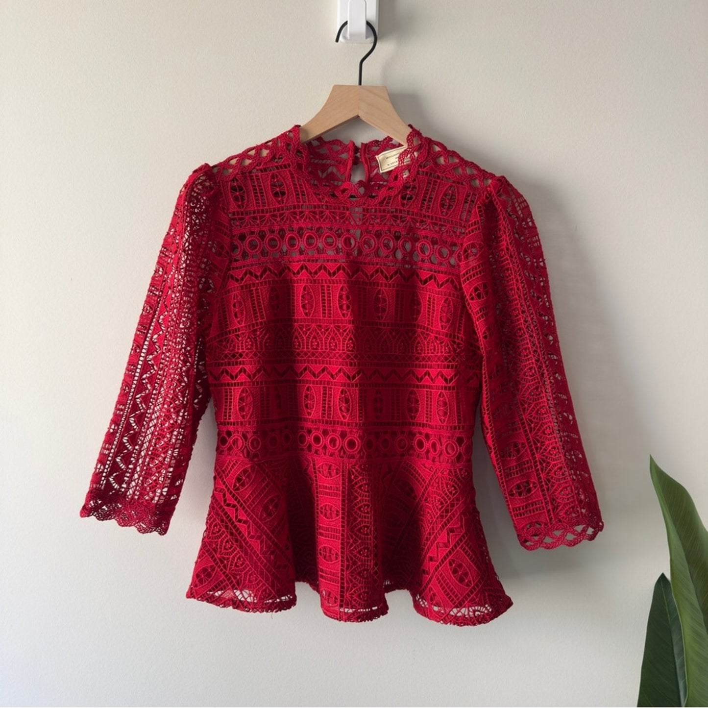 Moulinette Soeurs by Anthropologie red Lace peplum Blouse 3/4 sleeve keyhole EUC