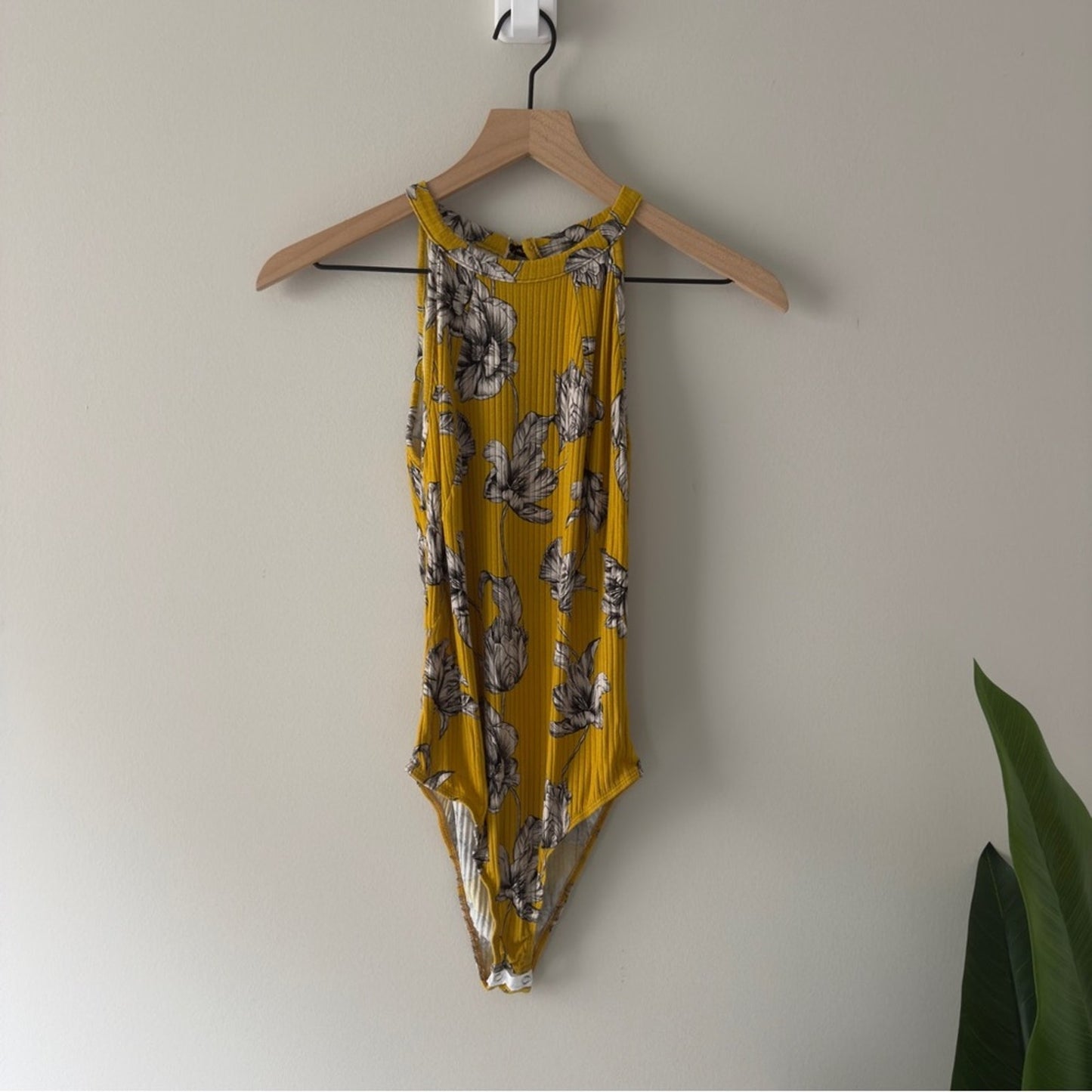 Sommer Floral Yellow Halter Neck Bodysuit Button Keyhole Back Sleeveless Ribbed