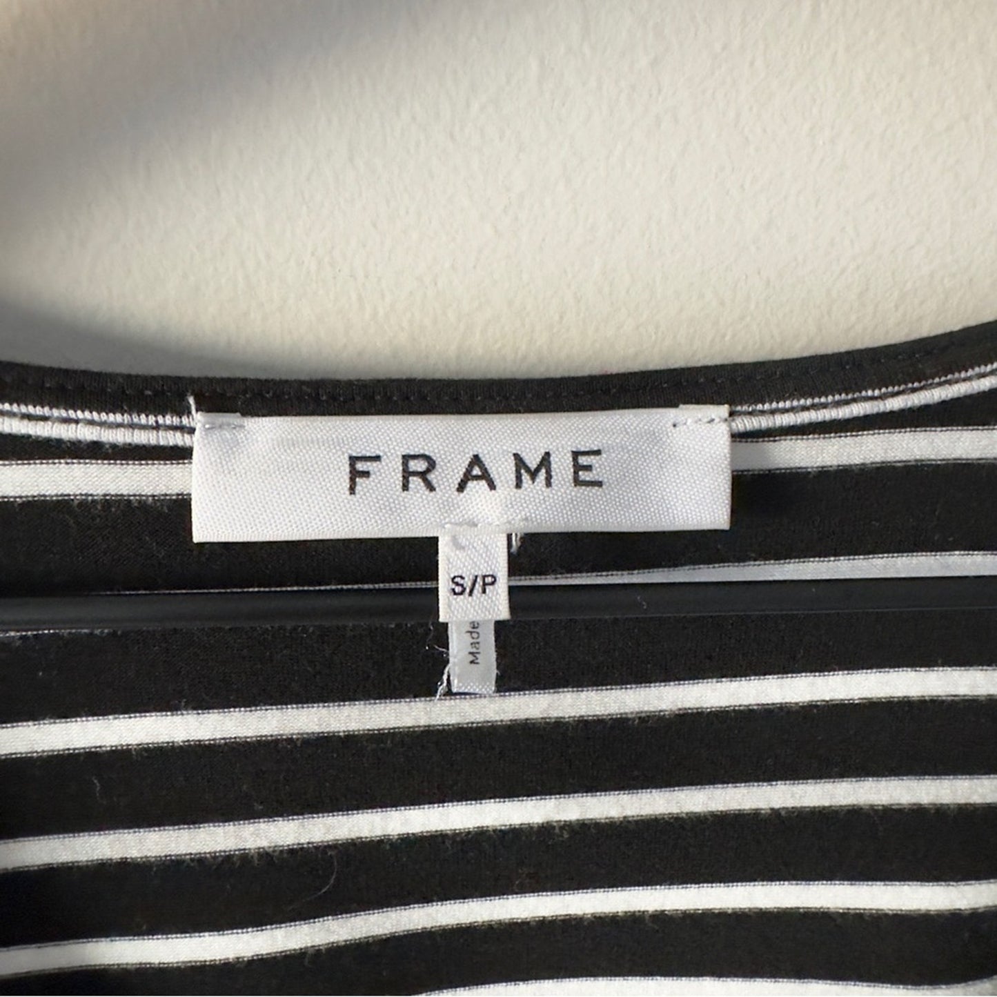 Frame Black and White Striped Top Puffed Short Sleeve V-Neck Casual Stretch EUC
