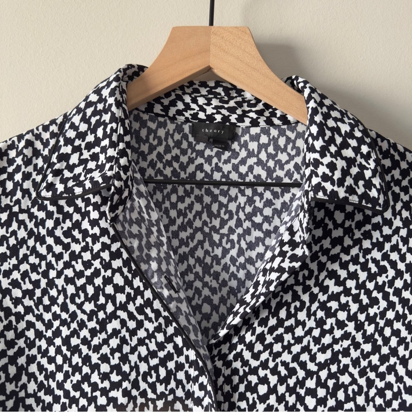 Theory Long Sleeve Button Down Stylish Black and White Top Petterned Collared M