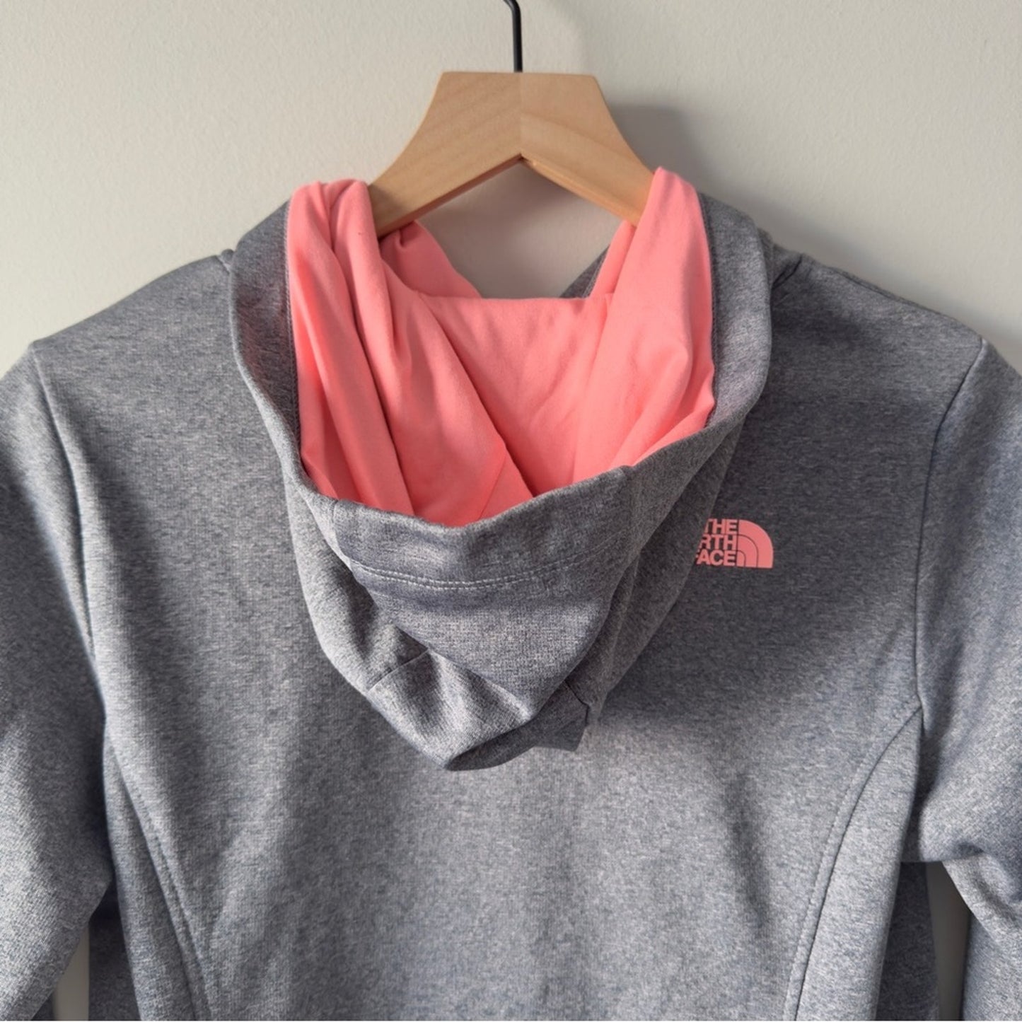 The North Face Gray and Pink Hoodie Kangaroo Pocket Long Sleeve Hood Outdoors M