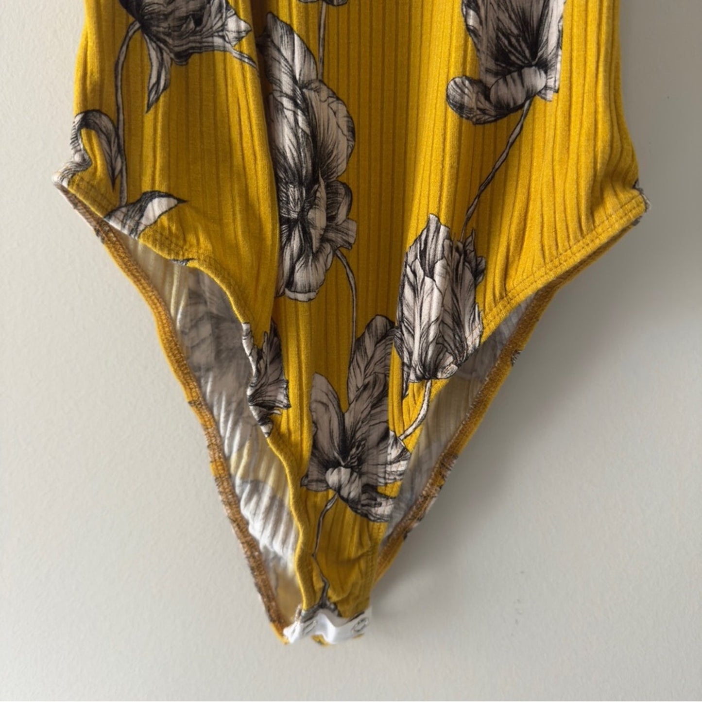 Sommer Floral Yellow Halter Neck Bodysuit Button Keyhole Back Sleeveless Ribbed