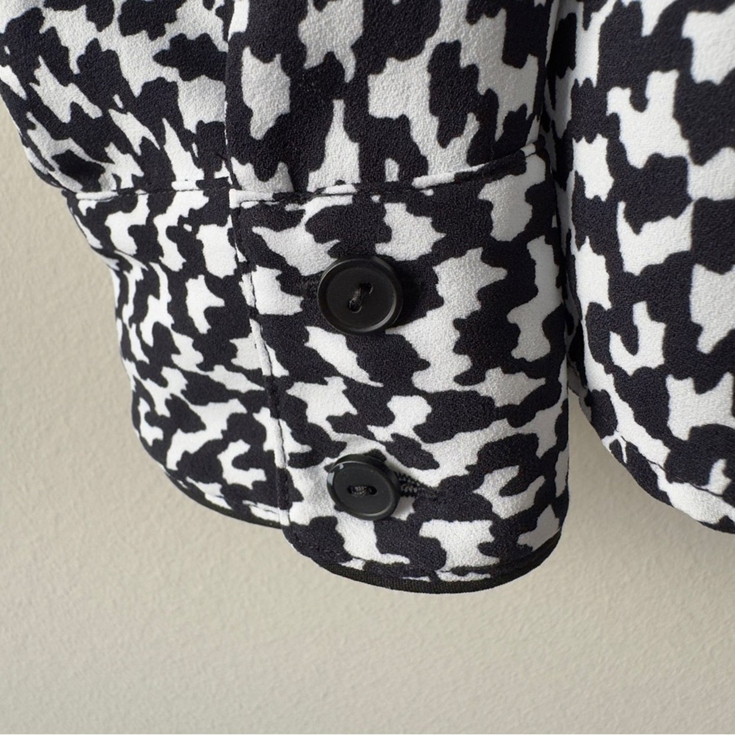 Theory Long Sleeve Button Down Stylish Black and White Top Petterned Collared M