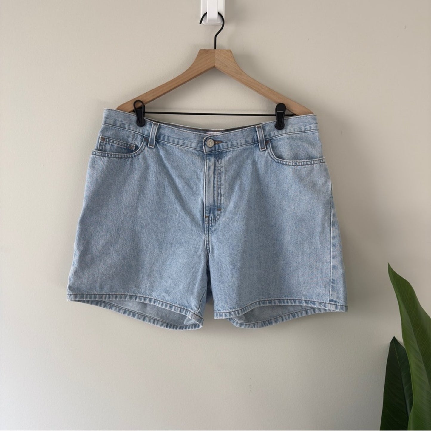Vintage Y2K Calvin Klein Easy Fit 5-Pocket Short Light Blue Jean Shorts Denim 16