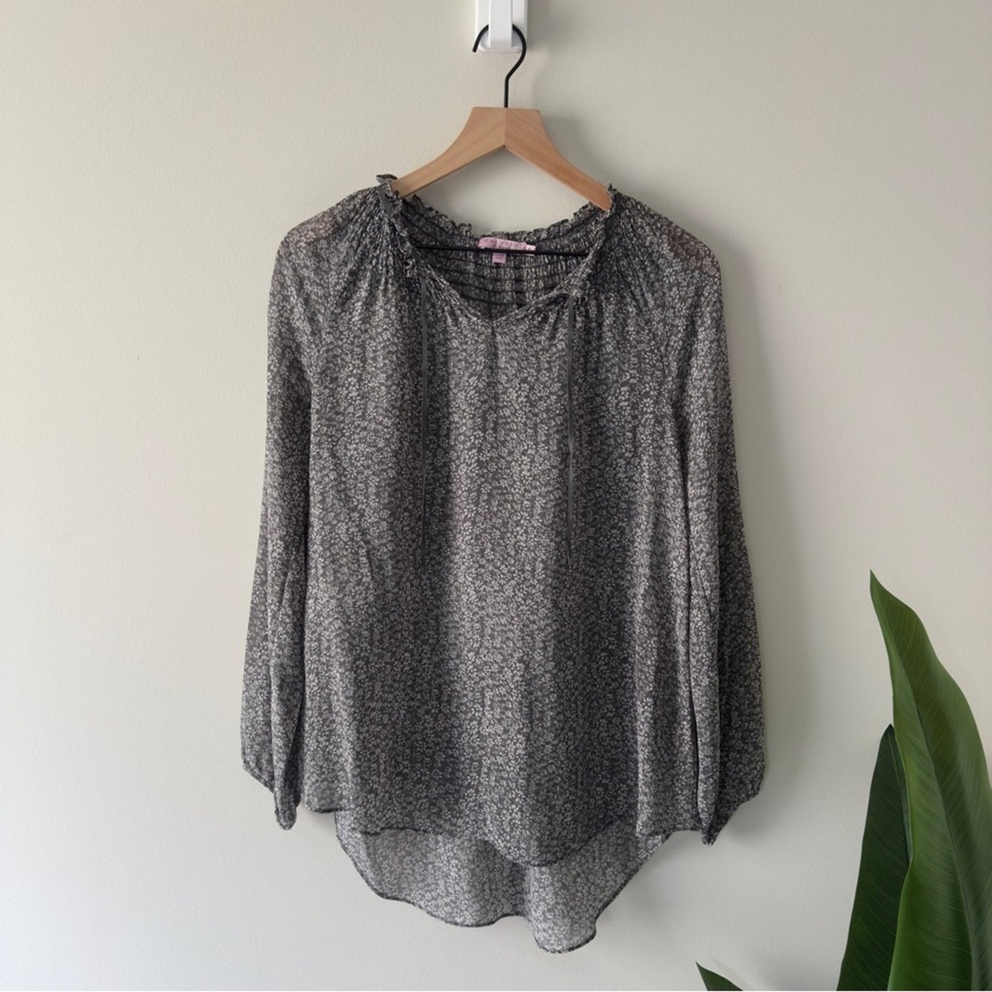 Calypso St. Barth 100% Silk Gray and white Blouse long sleeve sheer floral smock