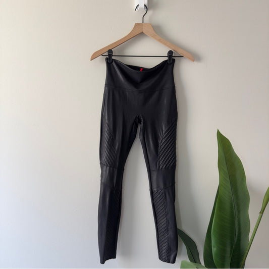 SPANX Sleek Black Leggings Faux Leather pleated texture athletic Athleisure EUC