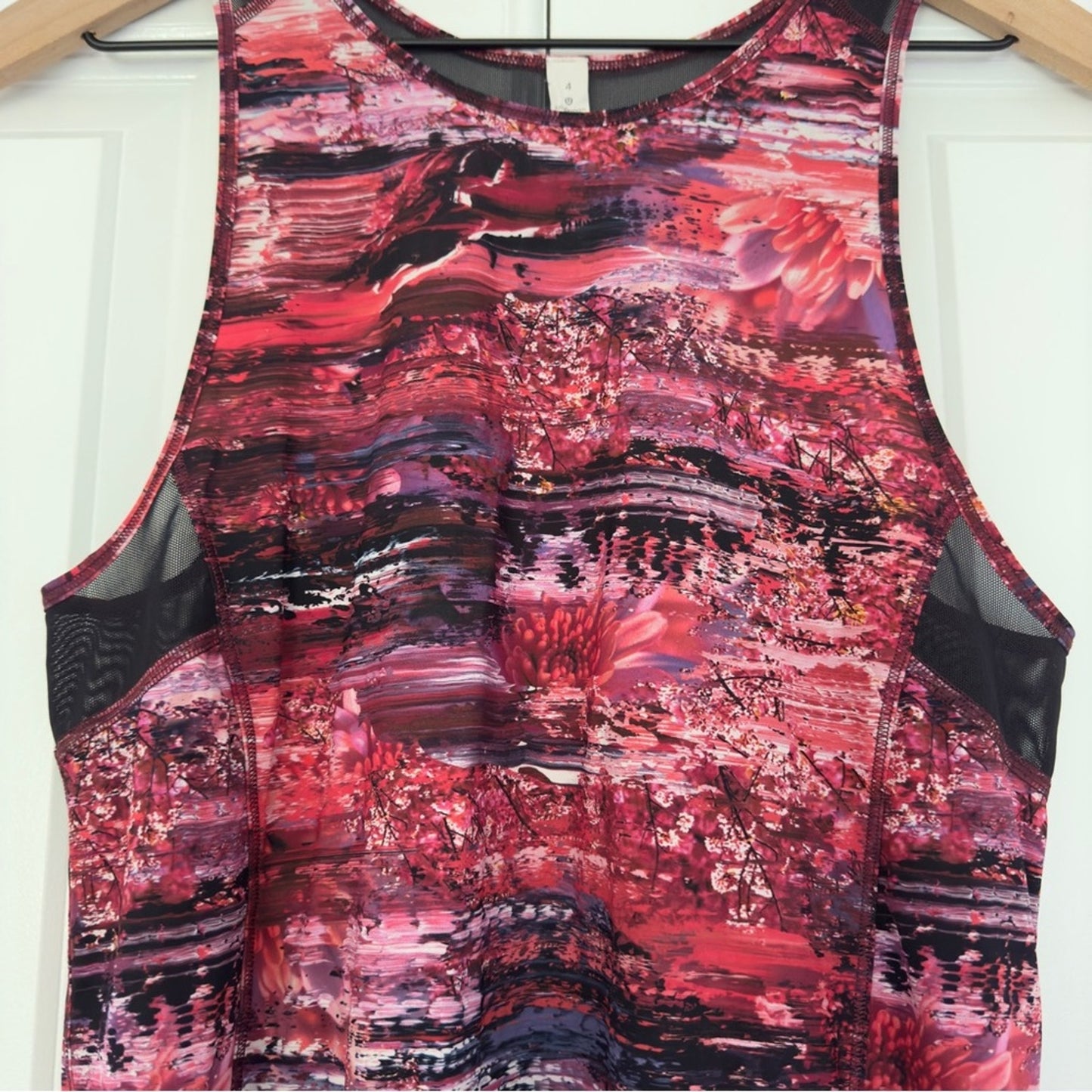 Lululemon Sculpt Tank II in Dahliascape Multi / Black size 4 athletic mesh run