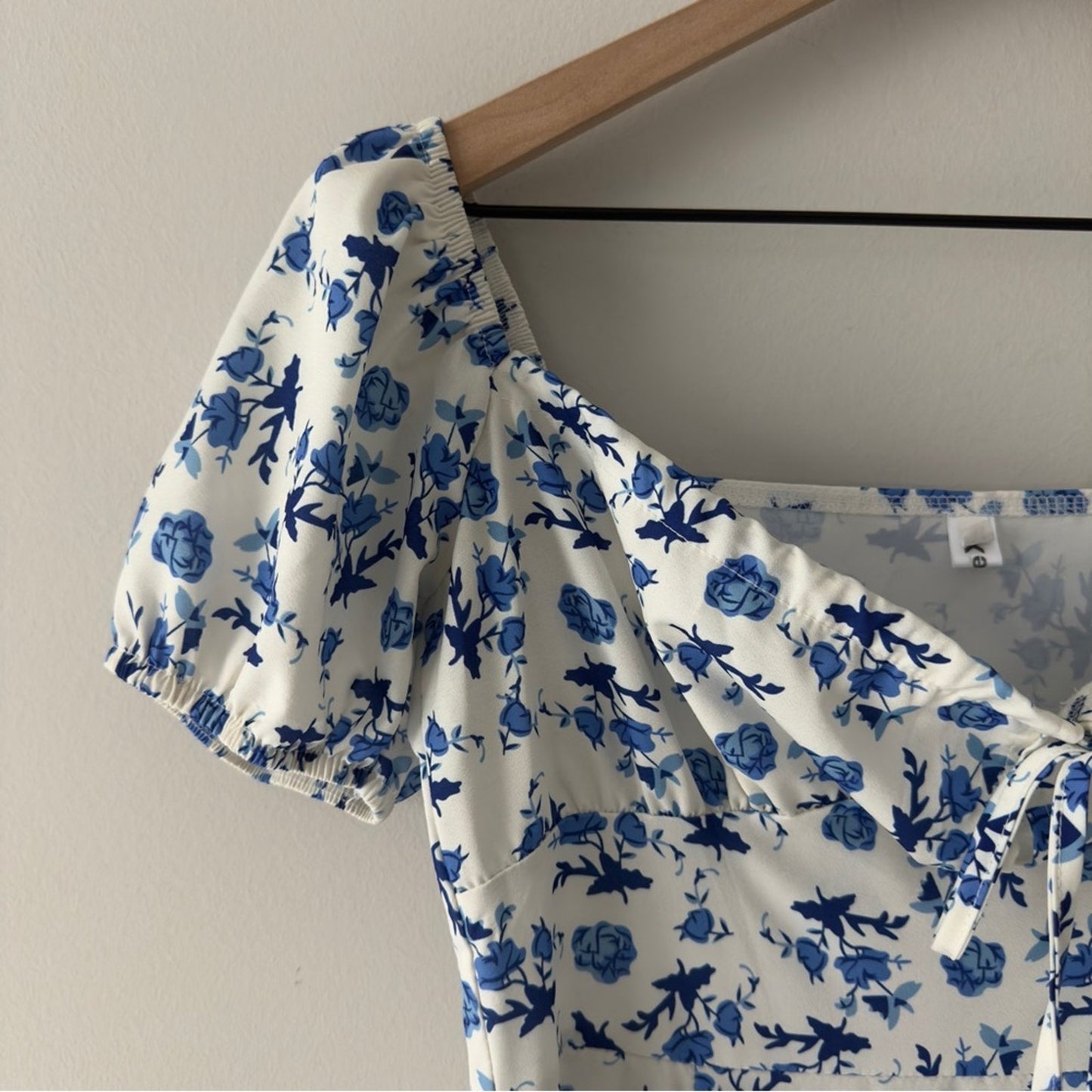 YueXi Floral Blue and White Midi Dress Keyhole Tie Bow Short Sleeve Slit bow EUC