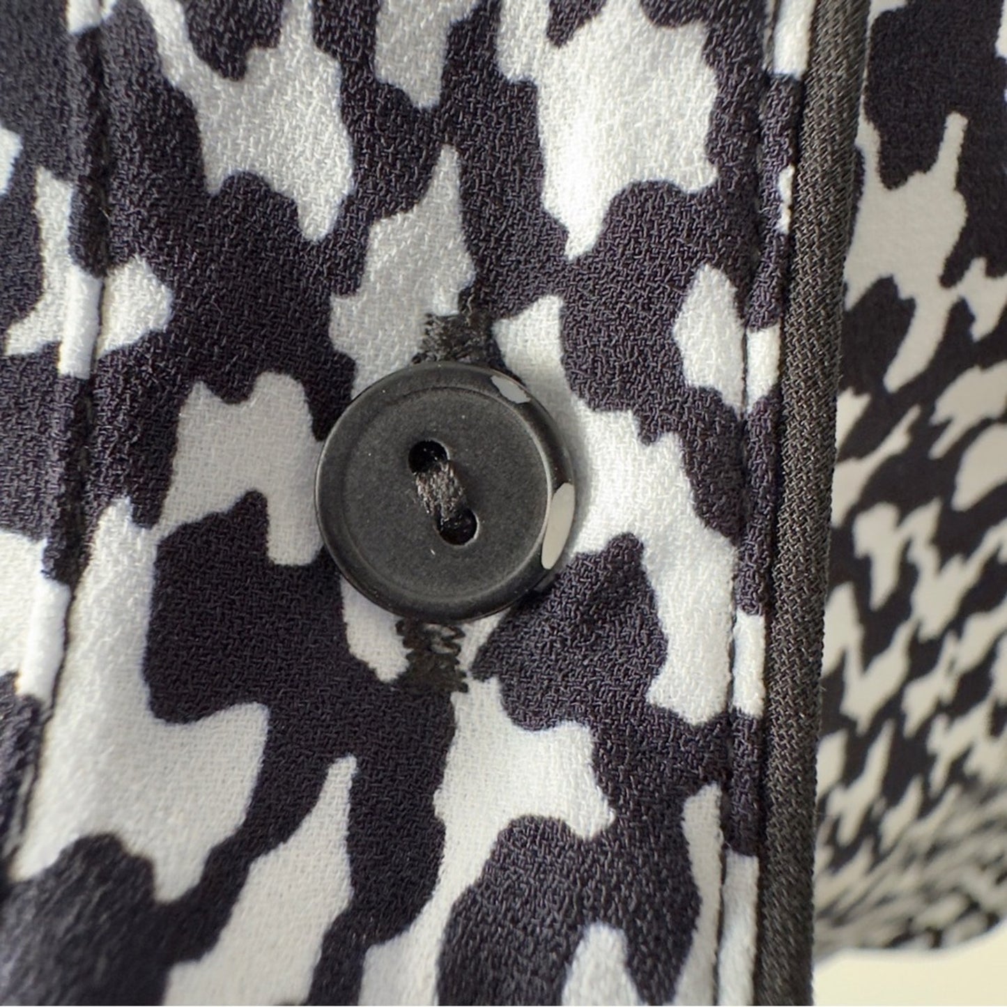 Theory Long Sleeve Button Down Stylish Black and White Top Petterned Collared M