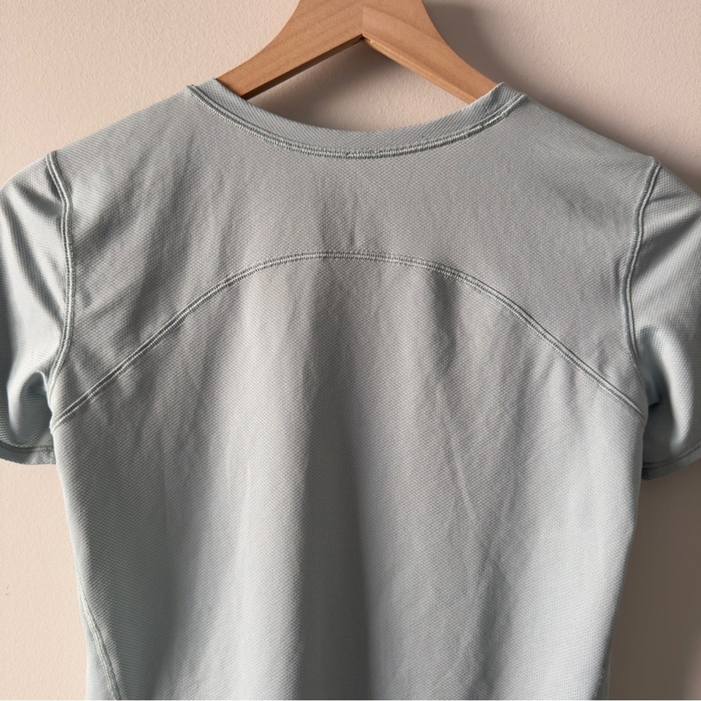 Lululemon Athletic pale green short sleeve tee top t-shirt stretch crew neck EUC