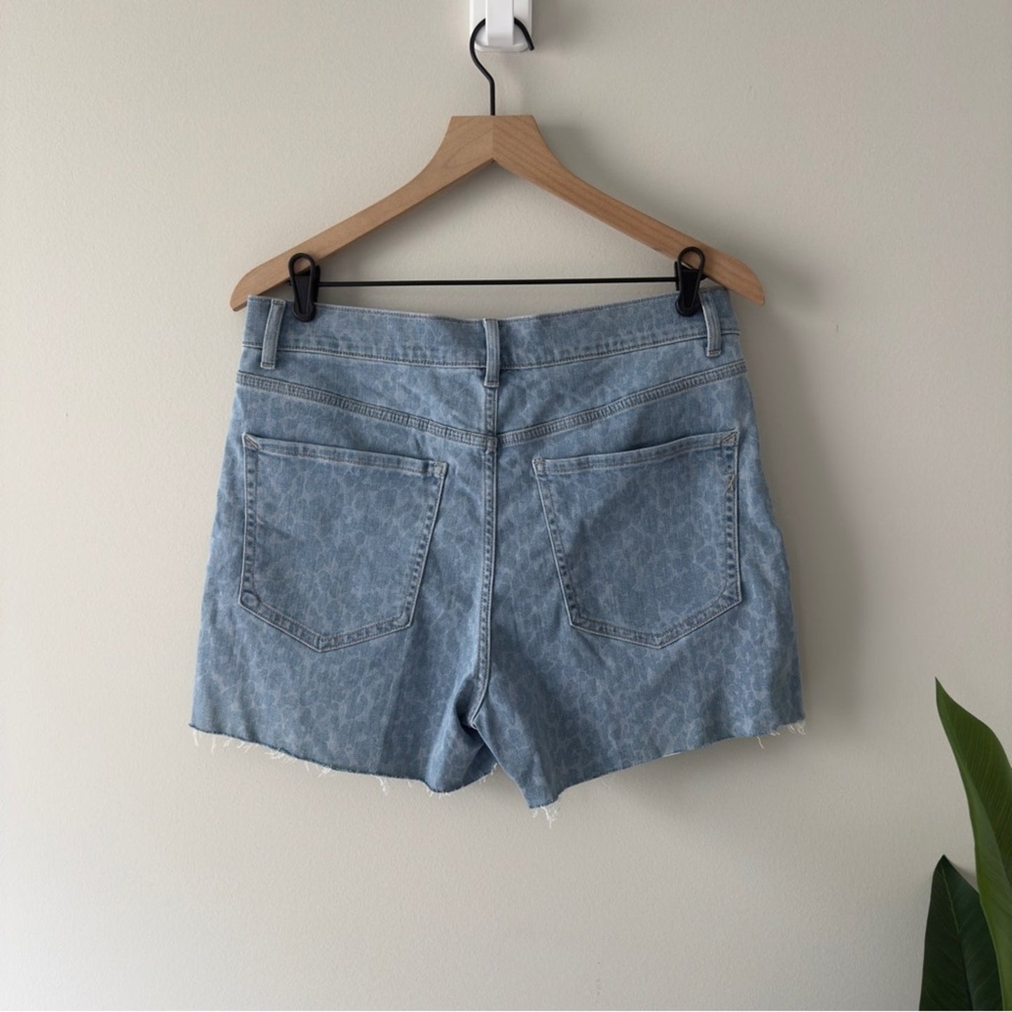 Express Midi High Rise Shorts Light Blue Leopard Print Jean Denim Zip Button NWT