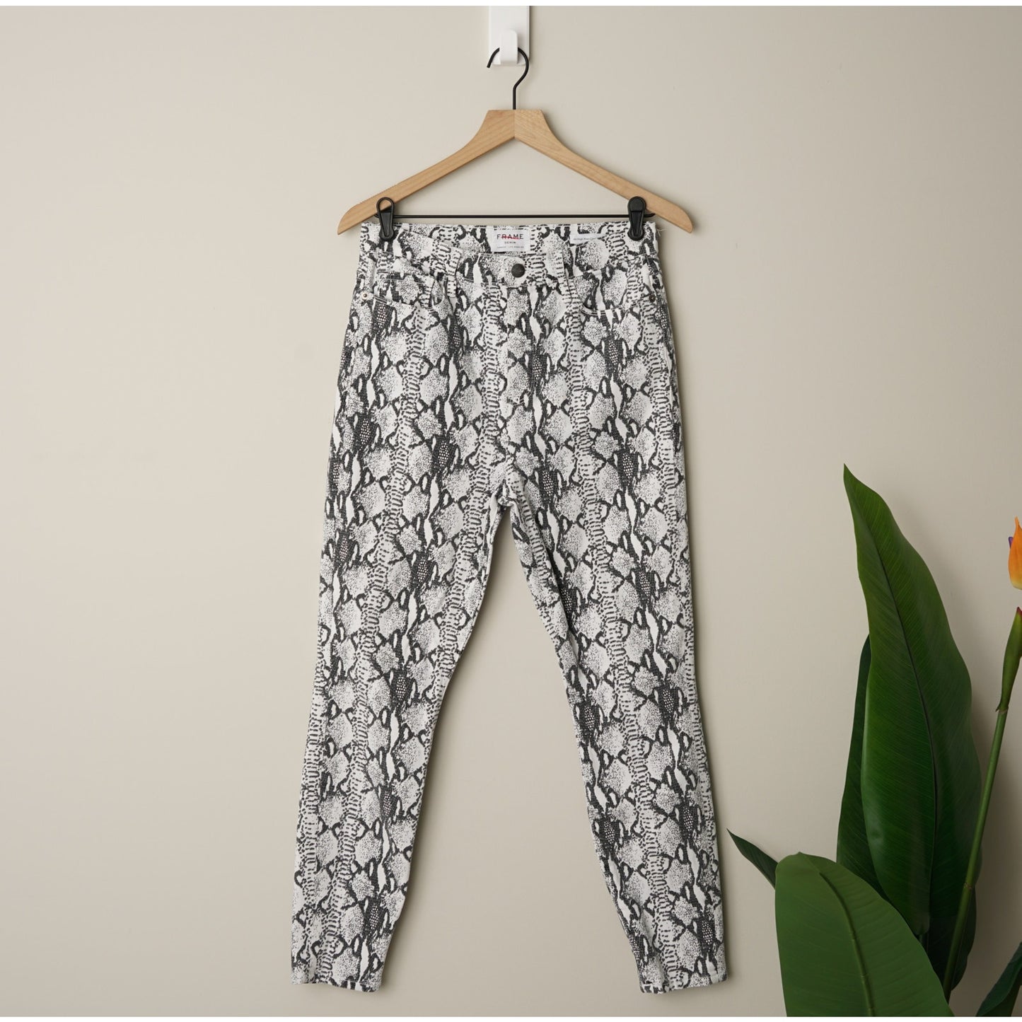 Frame Ali High Rise Cigarette Jeans in Gris Multi Python Snake Print Skinny EUC