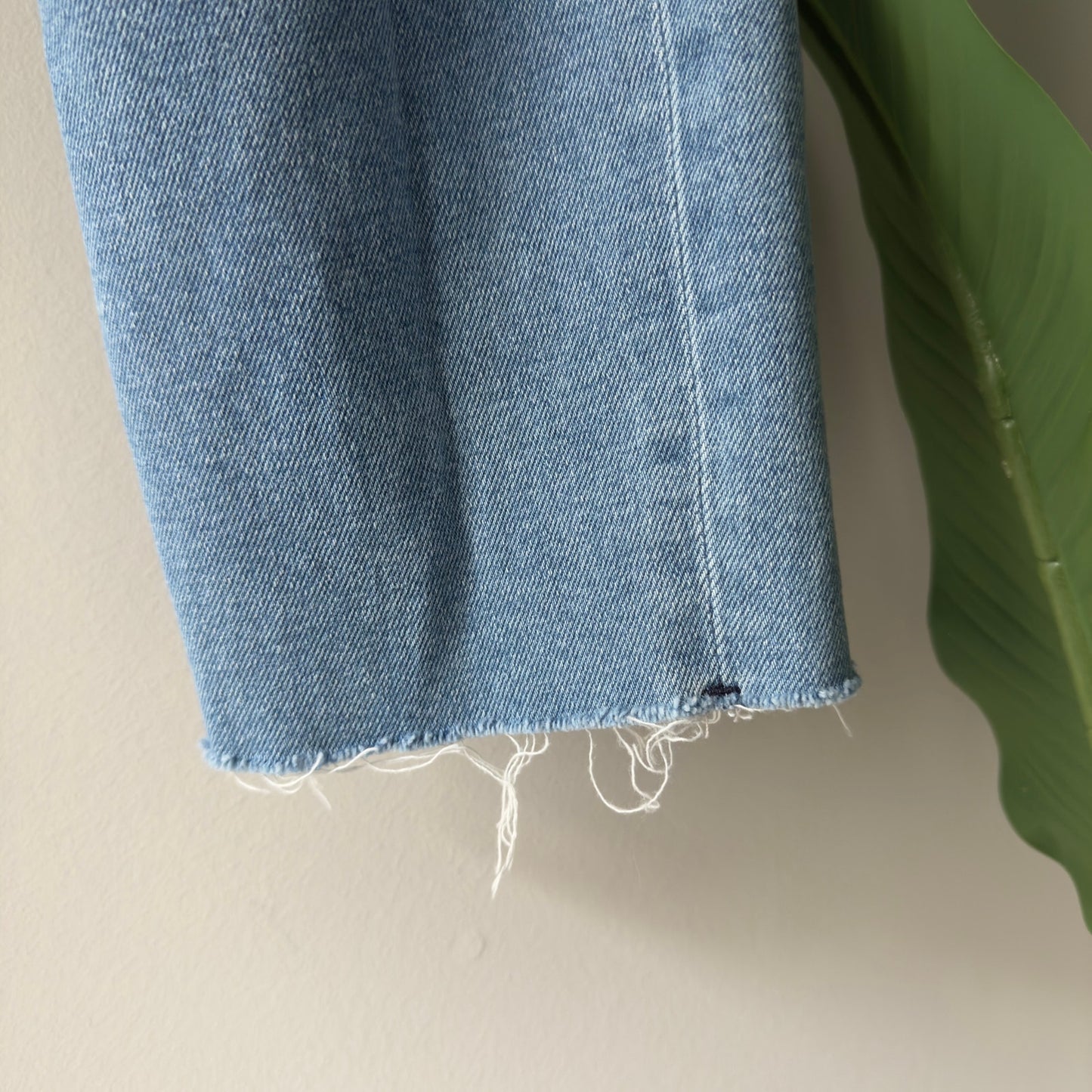 Hudson High Rise Zoeey Straight Crop Jeans raw hem distressed knees zip pockets