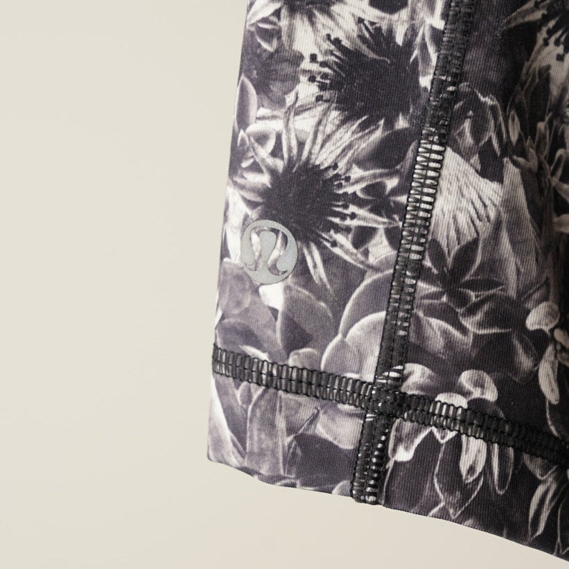 Lululemon Run: Dart & Dash Short *Block-It Pocket in Flowabunga Black Angel Wing