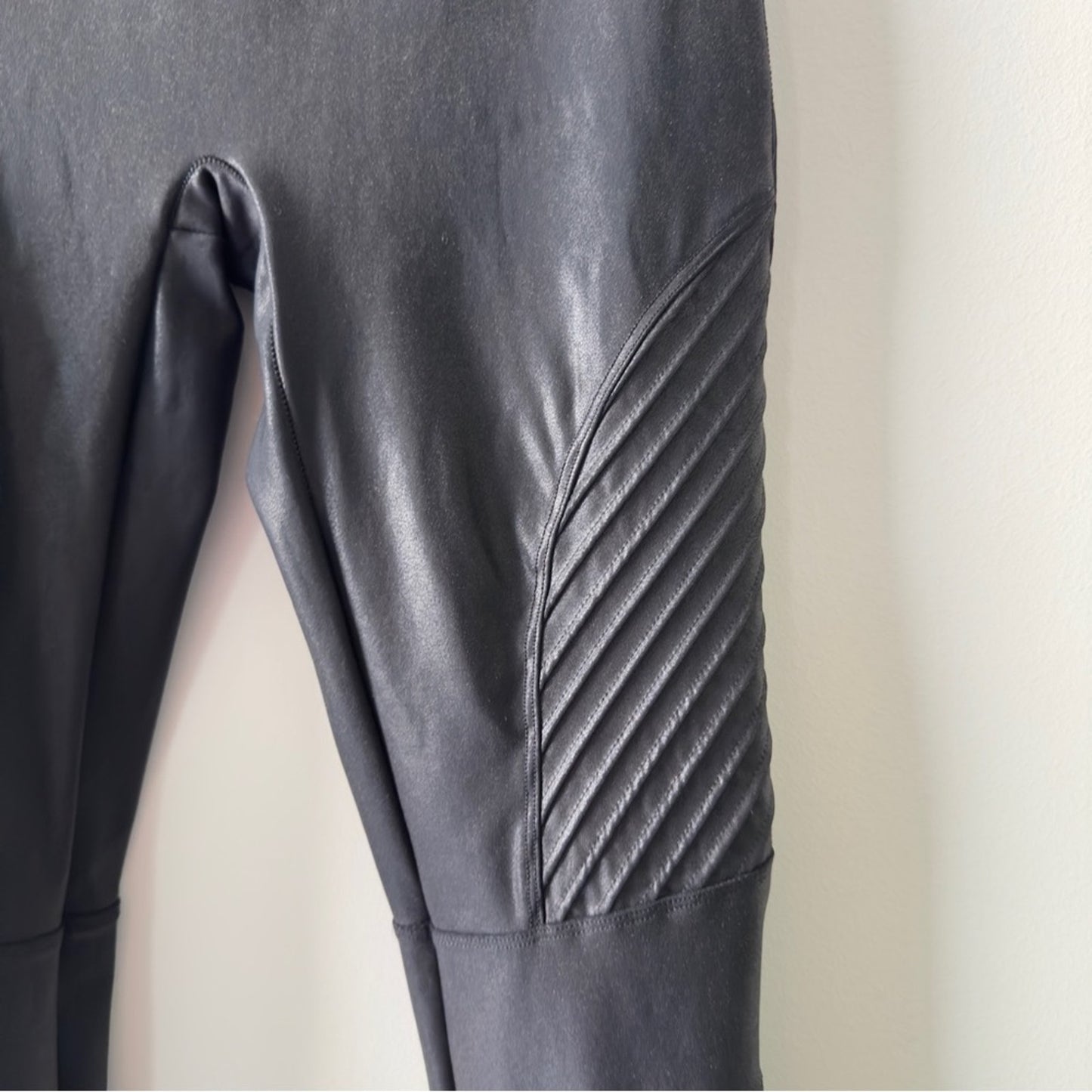 SPANX Sleek Black Leggings Faux Leather pleated texture athletic Athleisure EUC