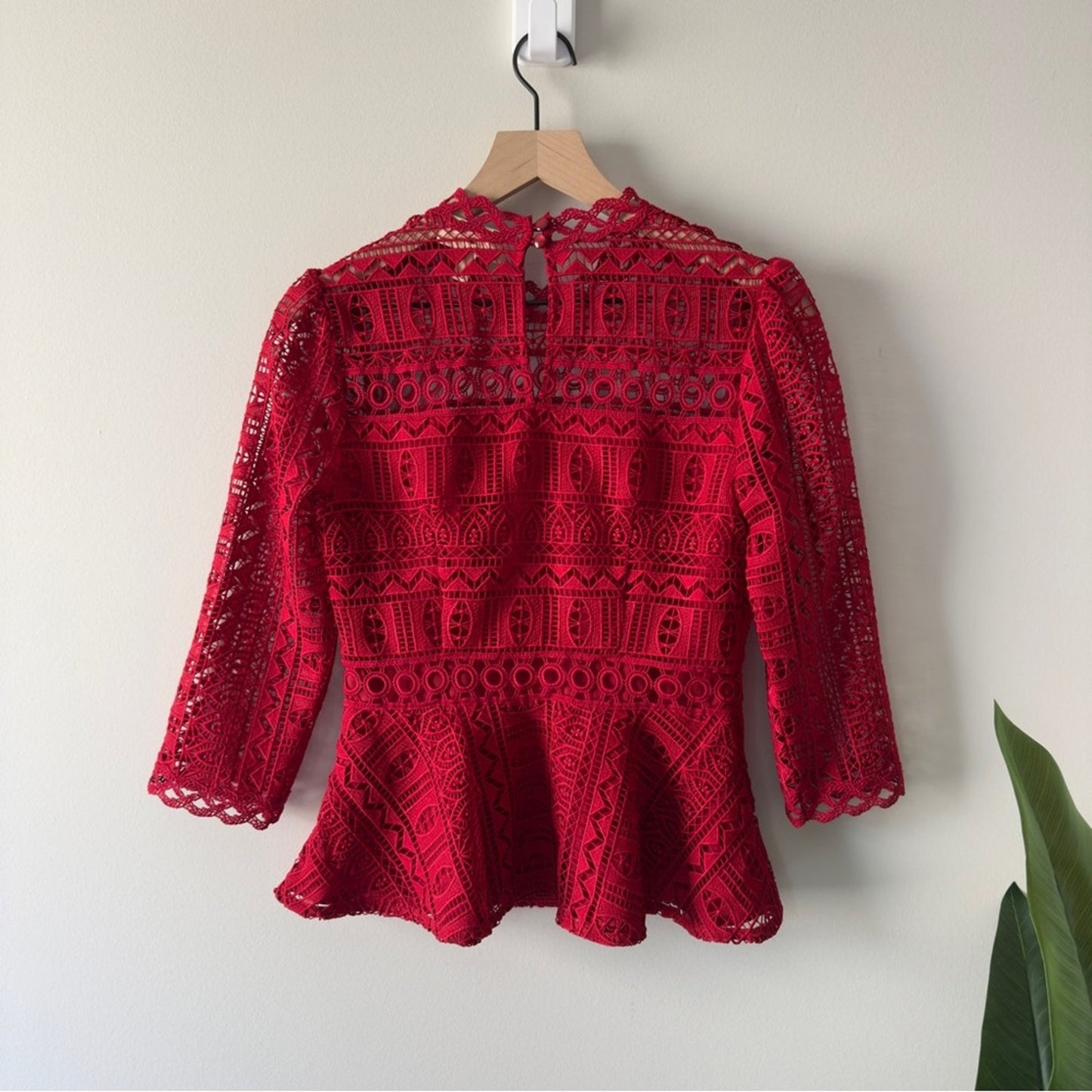 Moulinette Soeurs by Anthropologie red Lace peplum Blouse 3/4 sleeve keyhole EUC