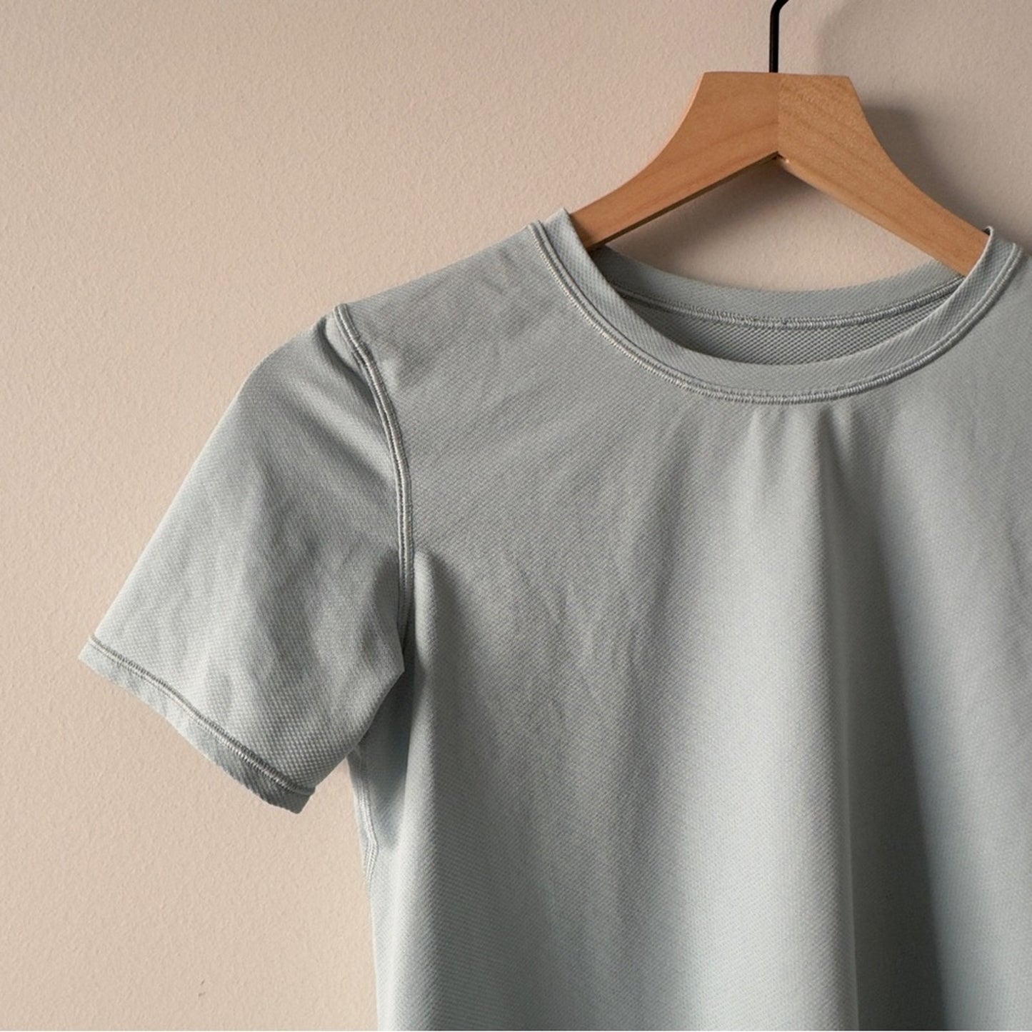 Lululemon Athletic pale green short sleeve tee top t-shirt stretch crew neck EUC