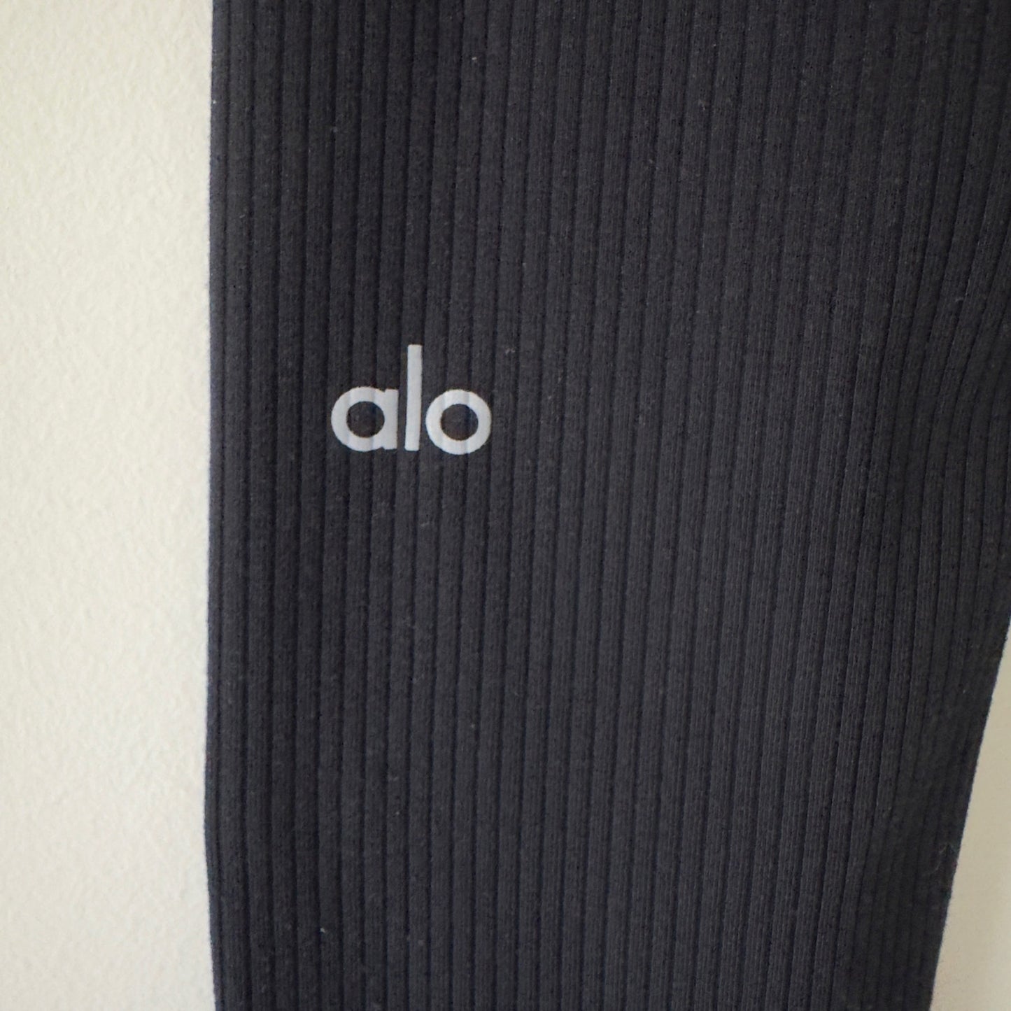 Alo Yoga Ribbed Leggings Black Stretch solid athletic Athleisure activewear EUC
