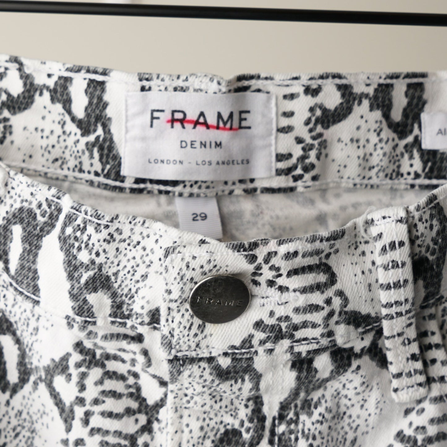 Frame Ali High Rise Cigarette Jeans in Gris Multi Python Snake Print Skinny EUC