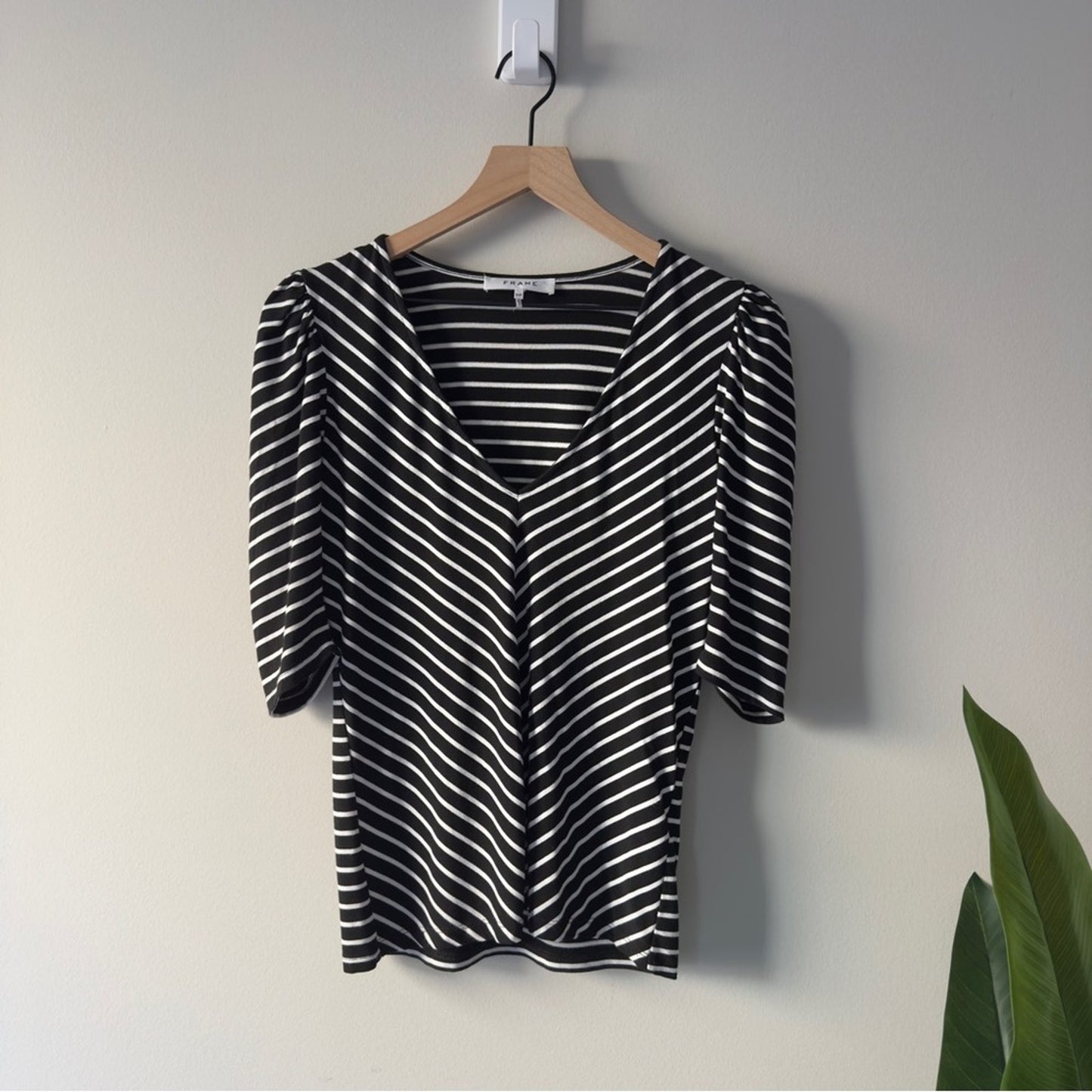 Frame Black and White Striped Top Puffed Short Sleeve V-Neck Casual Stretch EUC