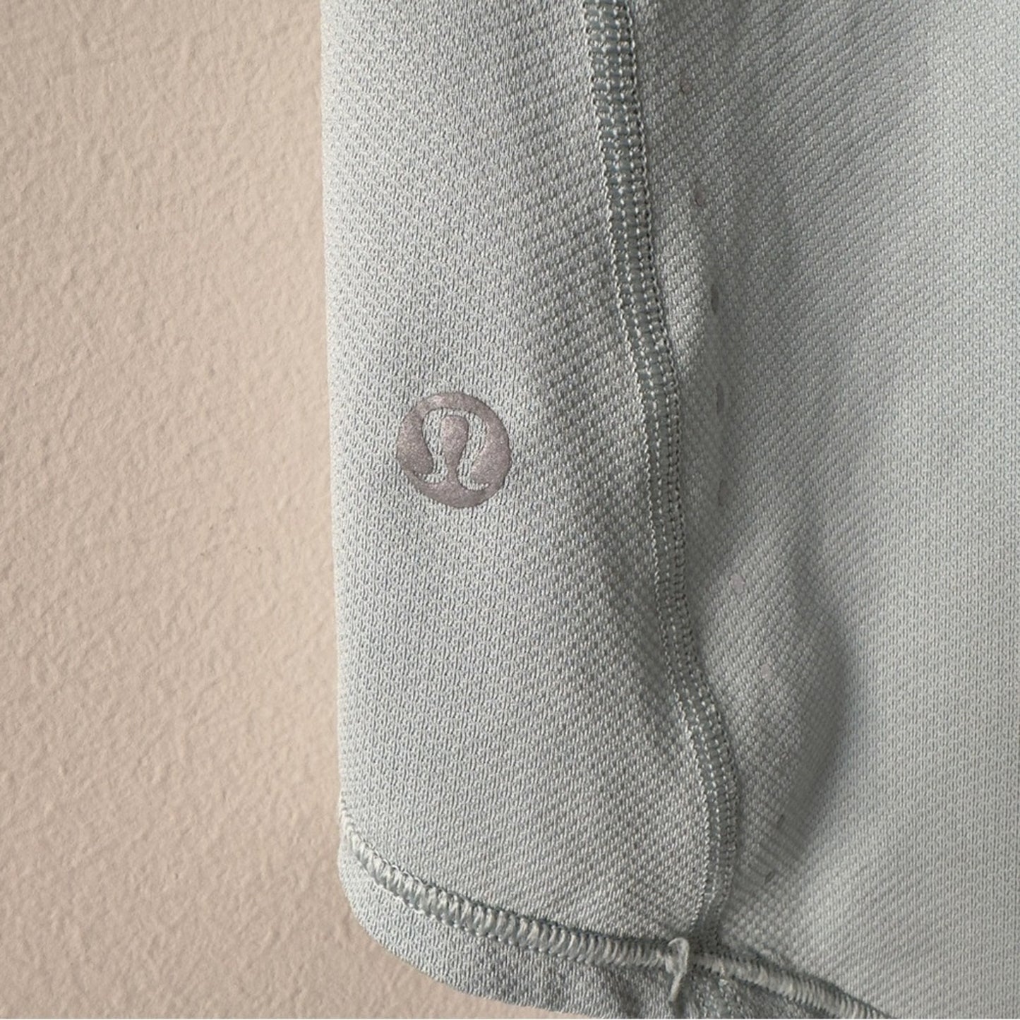 Lululemon Athletic pale green short sleeve tee top t-shirt stretch crew neck EUC