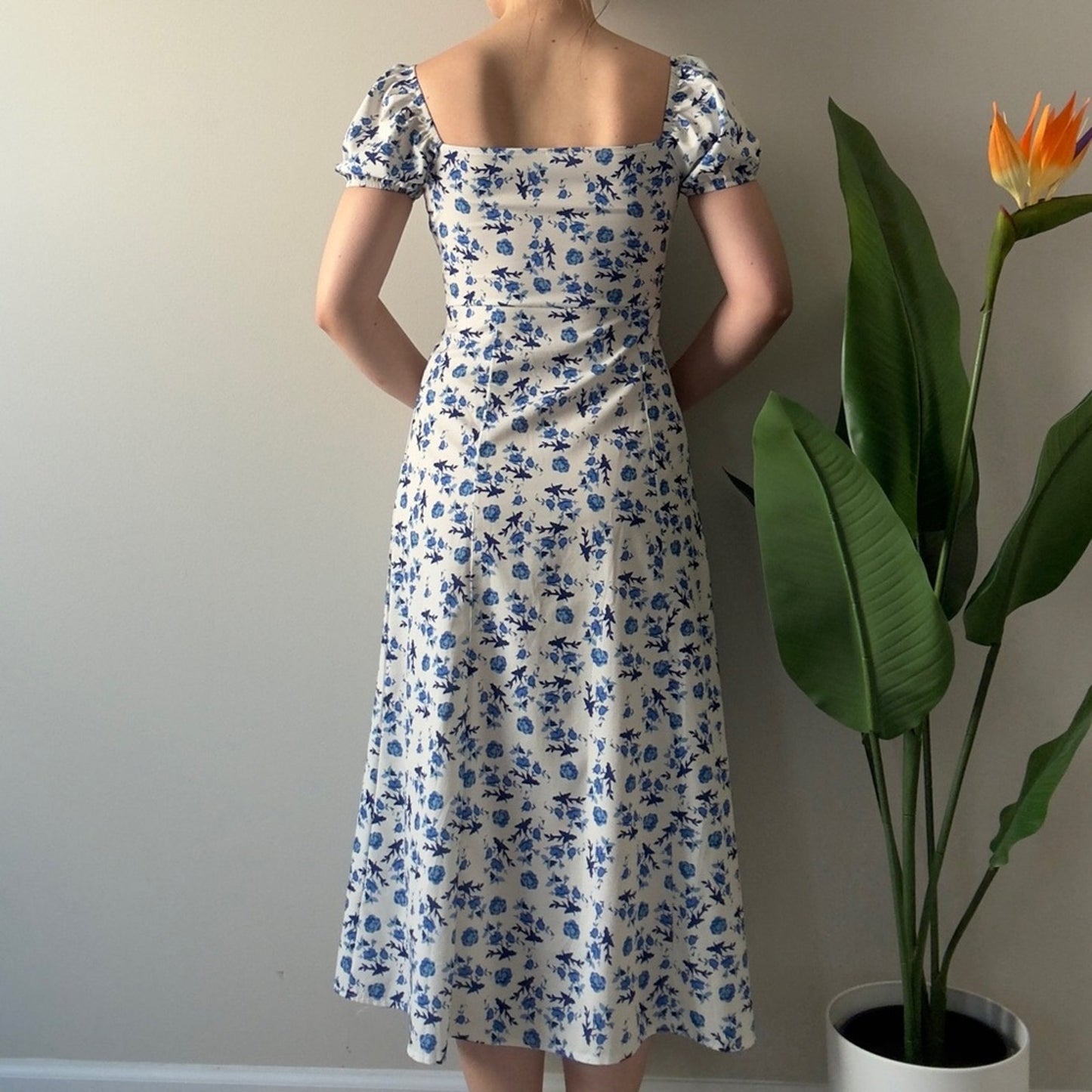 YueXi Floral Blue and White Midi Dress Keyhole Tie Bow Short Sleeve Slit bow EUC
