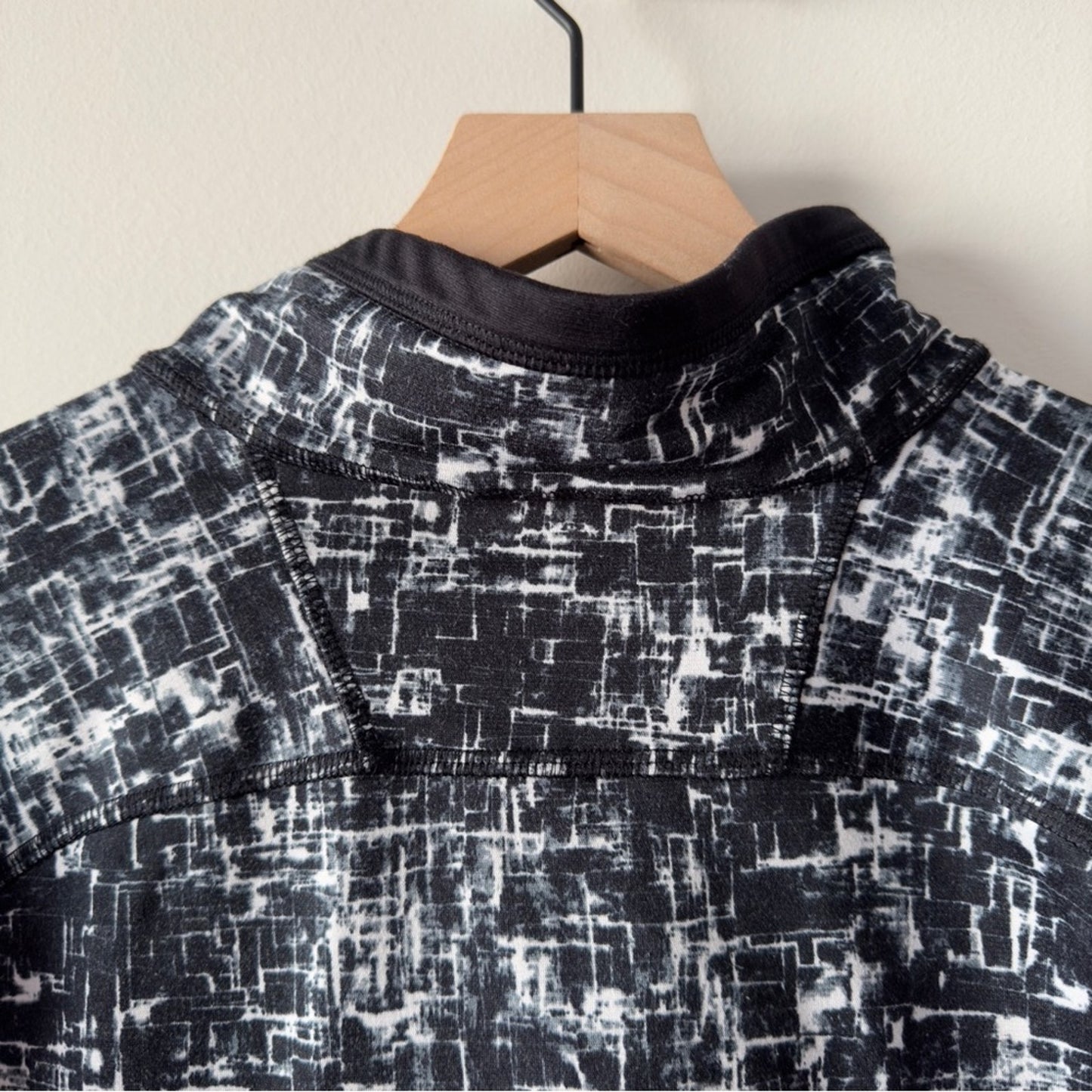 The North Face Black White Geometric Print Quarter Zip Pullover Jacket high neck