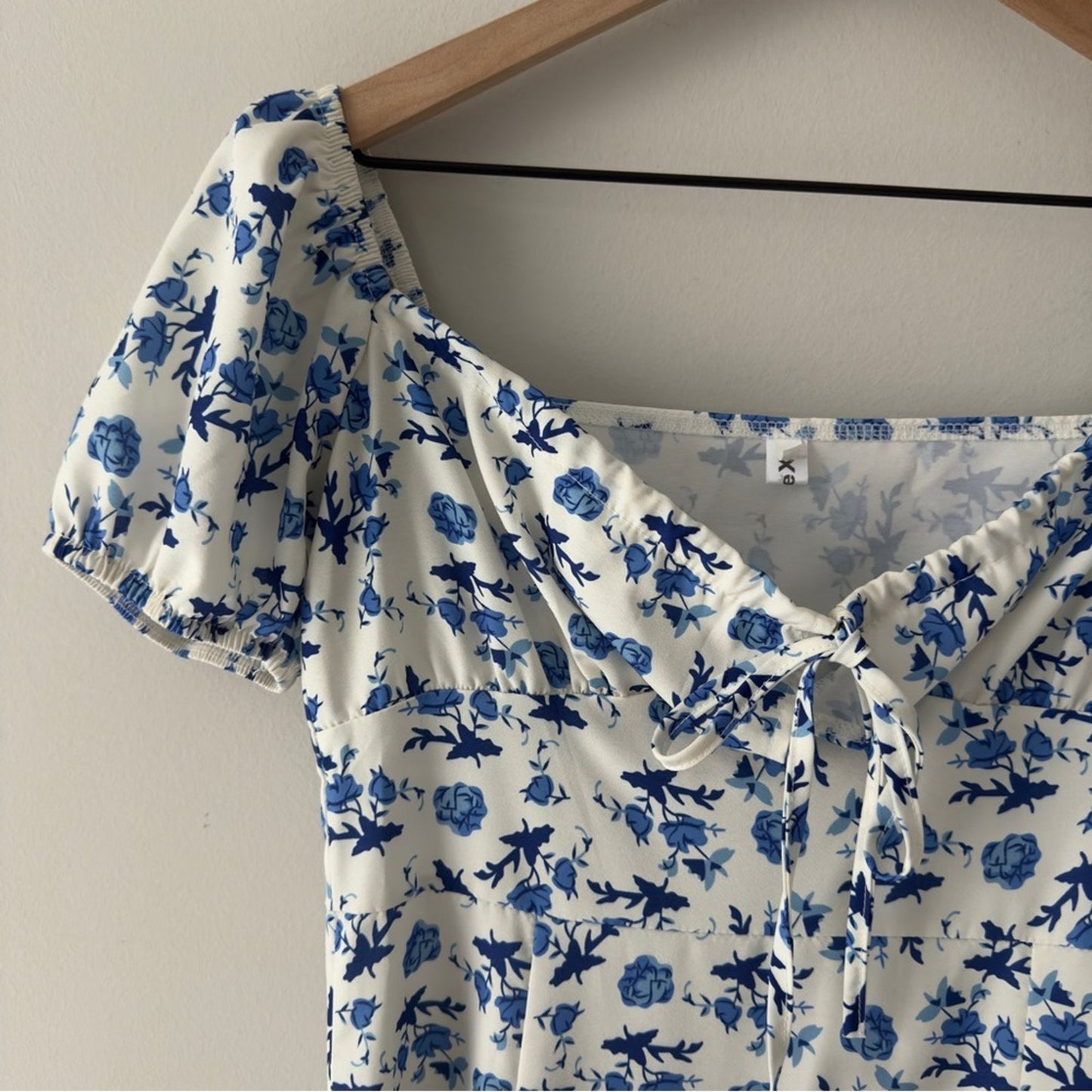 YueXi Floral Blue and White Midi Dress Keyhole Tie Bow Short Sleeve Slit bow EUC
