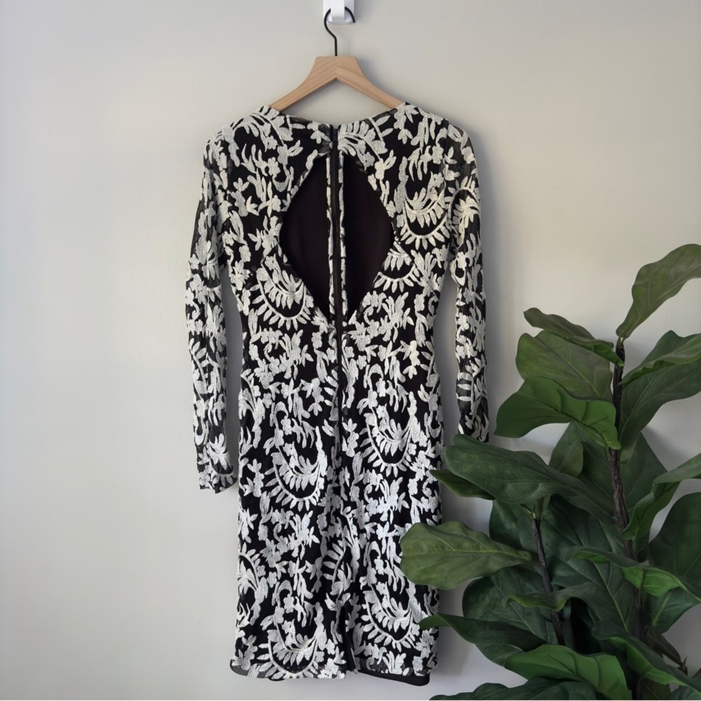 Alice + Olive Mesh Lace Embroidered Long Sleeve Dress Cutout Back Cut Out Zip 10