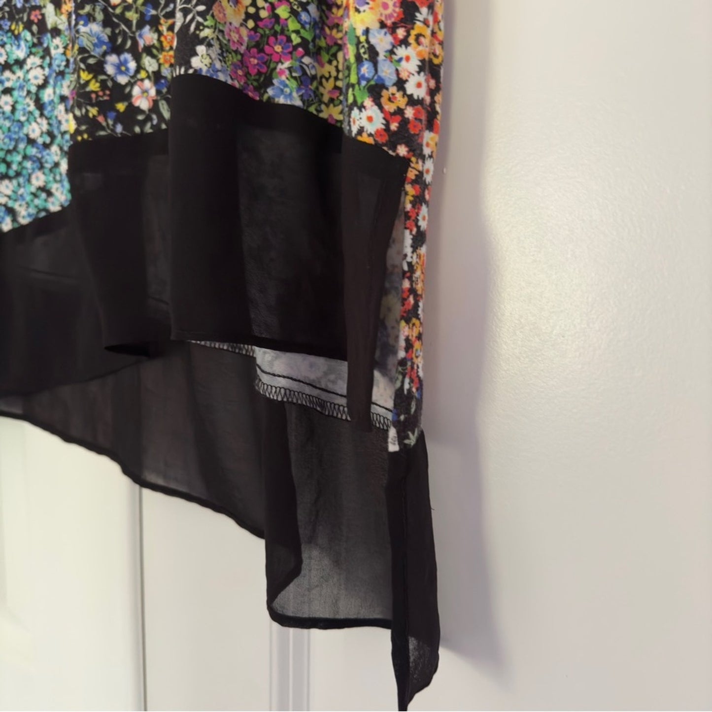 Karen Kane colorful/black and white floral top asymmetric hem tunic crew neck L