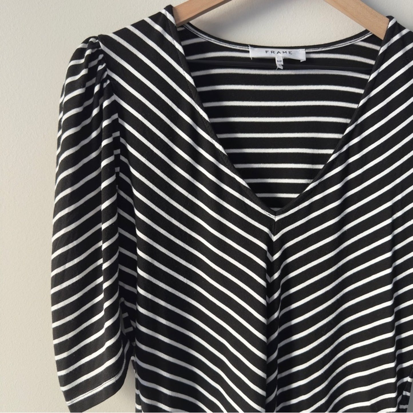 Frame Black and White Striped Top Puffed Short Sleeve V-Neck Casual Stretch EUC