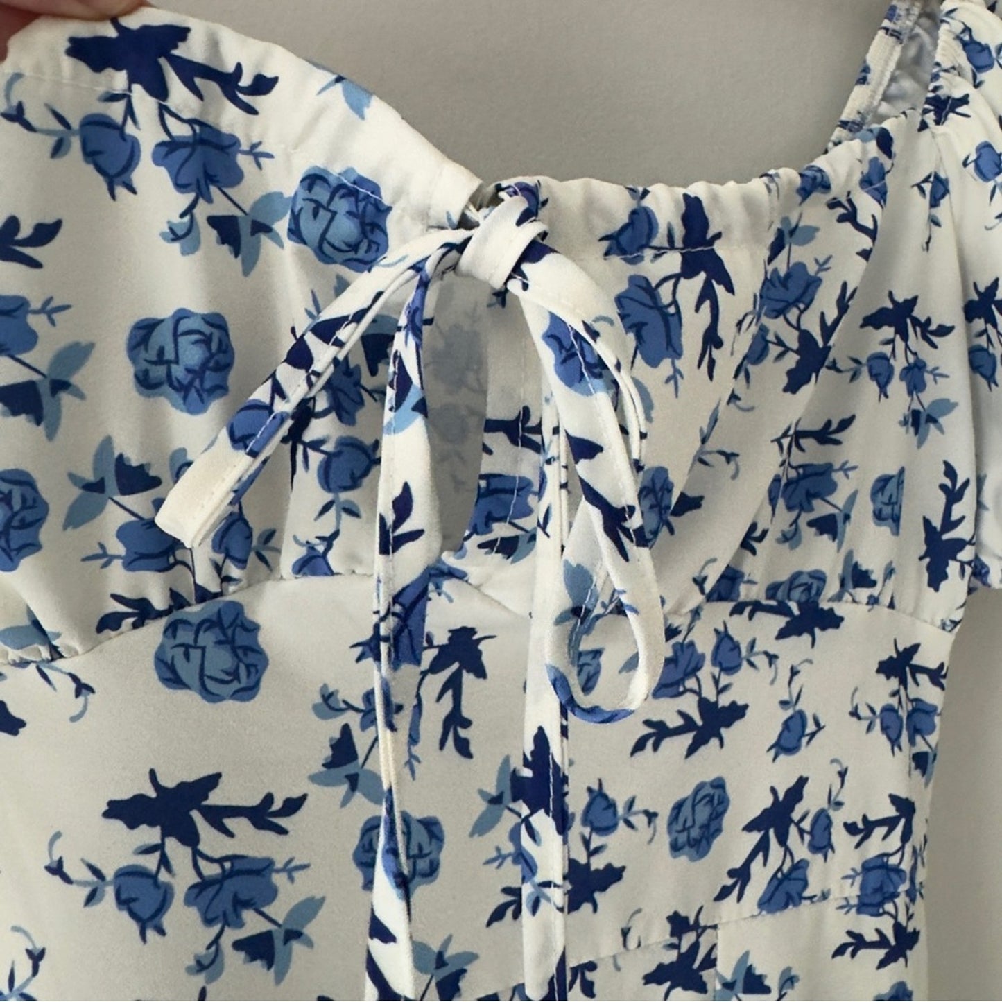 YueXi Floral Blue and White Midi Dress Keyhole Tie Bow Short Sleeve Slit bow EUC