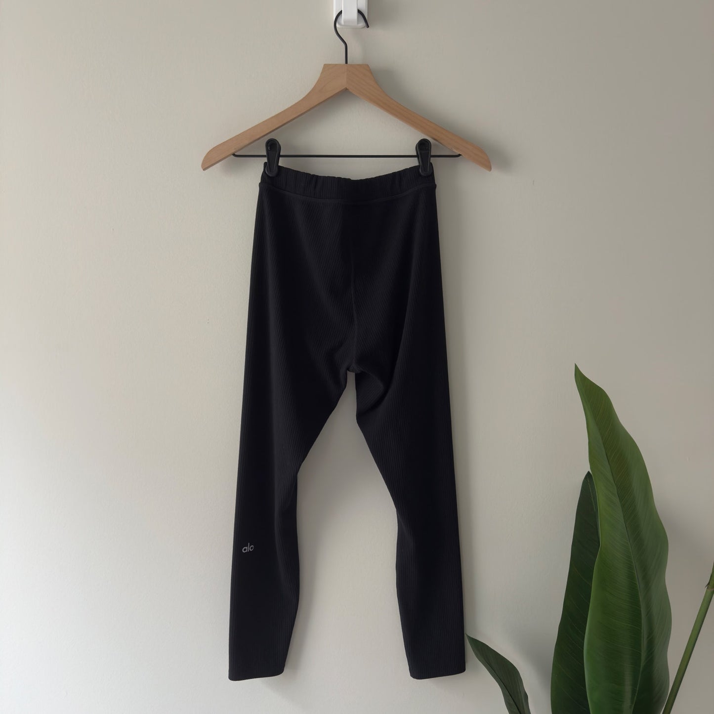 Alo Yoga Ribbed Leggings Black Stretch solid athletic Athleisure activewear EUC