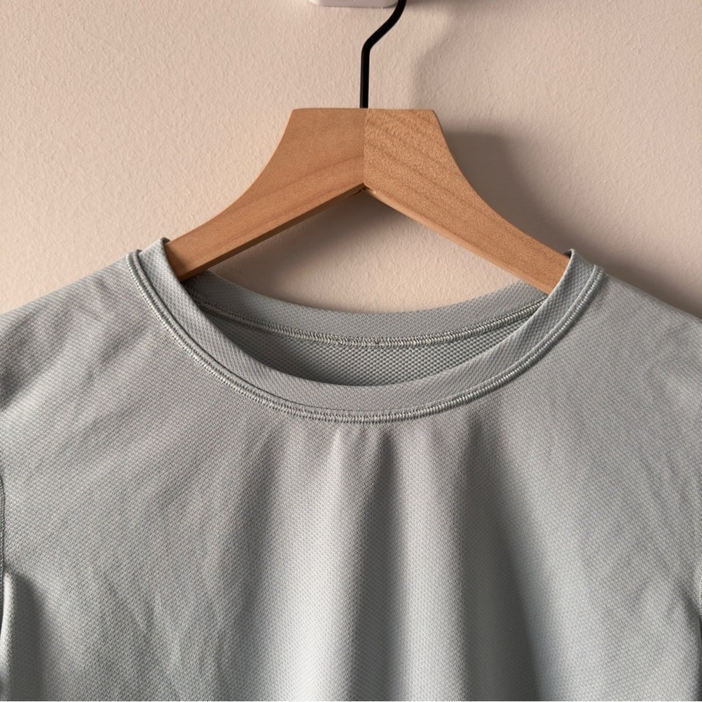 Lululemon Athletic pale green short sleeve tee top t-shirt stretch crew neck EUC