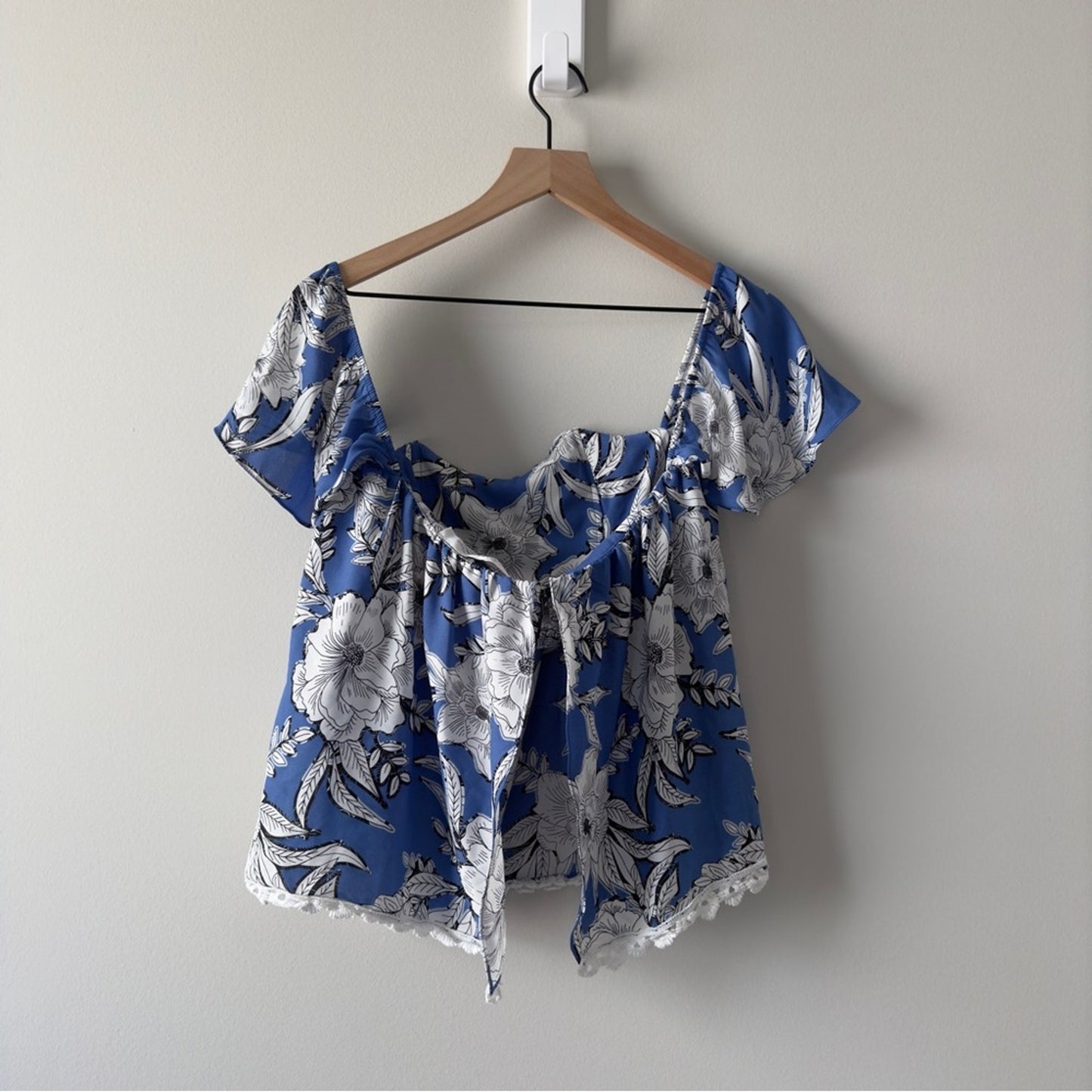 Lovers + Friends off the shoulder lace hem top floral sweetheart neckline wire S