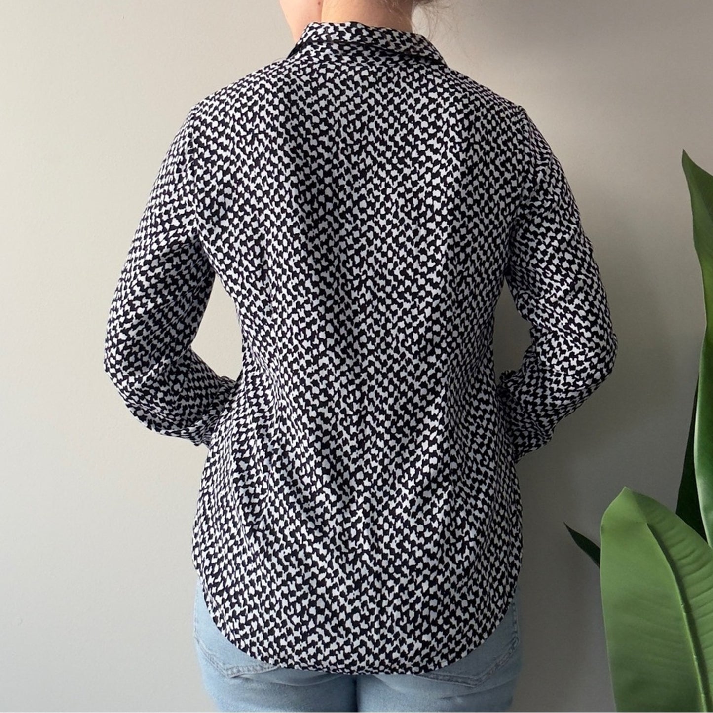 Theory Long Sleeve Button Down Stylish Black and White Top Petterned Collared M