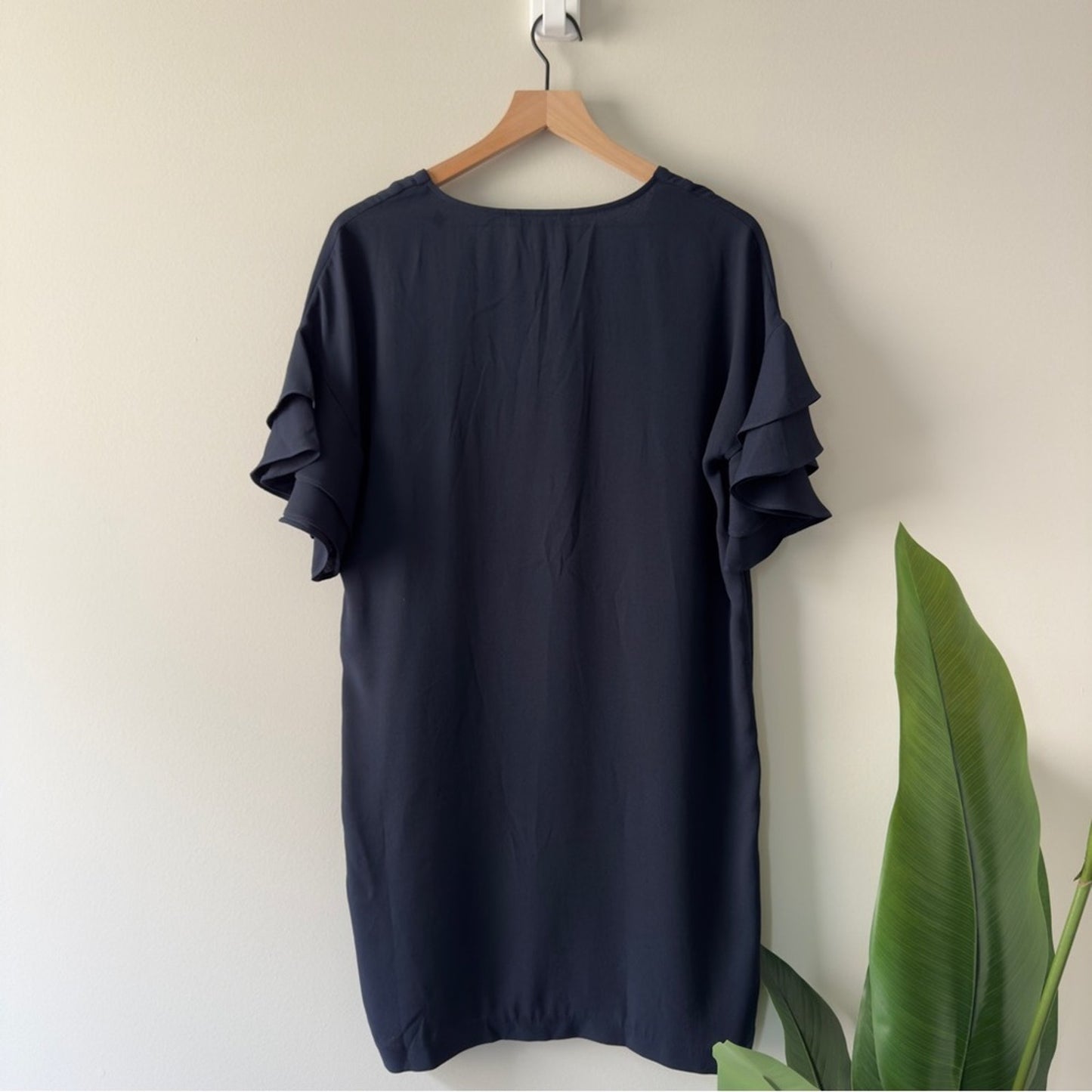 Banana Republic Navy Blue Ruffle Short Sleeves Dress crepe v-neck knee length 4