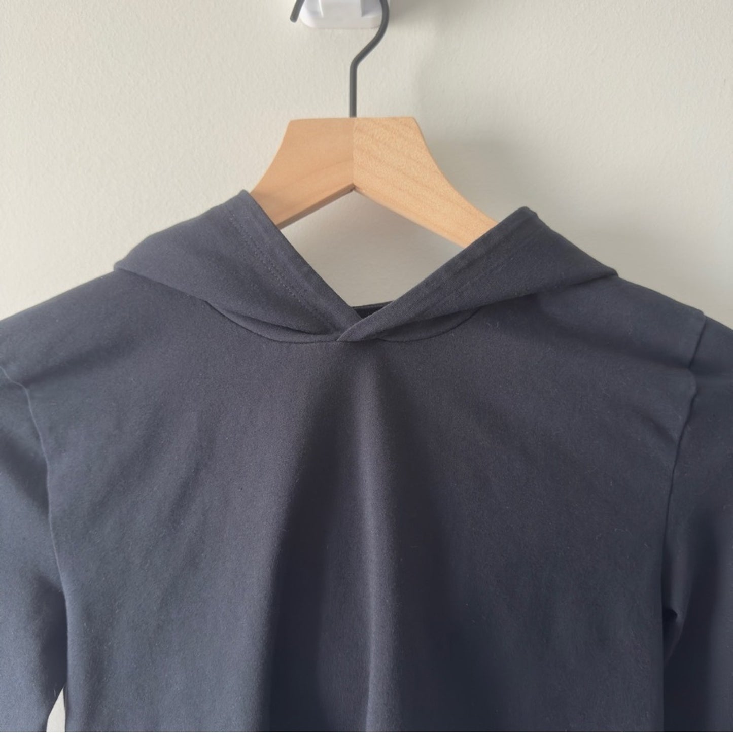 Aritzia TNA Fitted Black Hoodie Top Long Sleeve Athleisure Solid Minimalist EUC