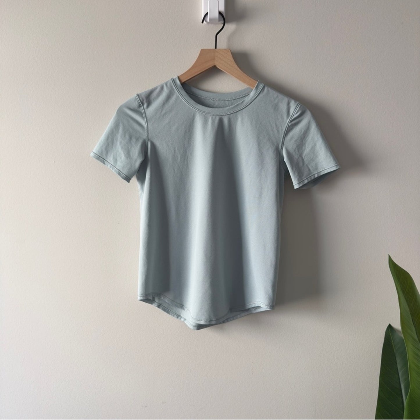 Lululemon Athletic pale green short sleeve tee top t-shirt stretch crew neck EUC