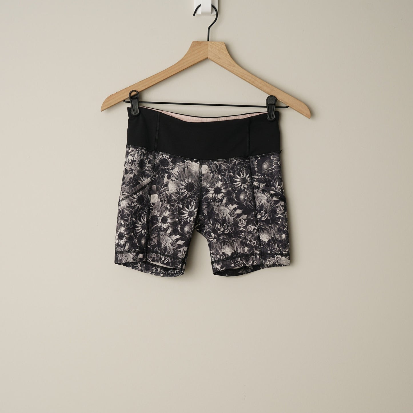 Lululemon Run: Dart & Dash Short *Block-It Pocket in Flowabunga Black Angel Wing