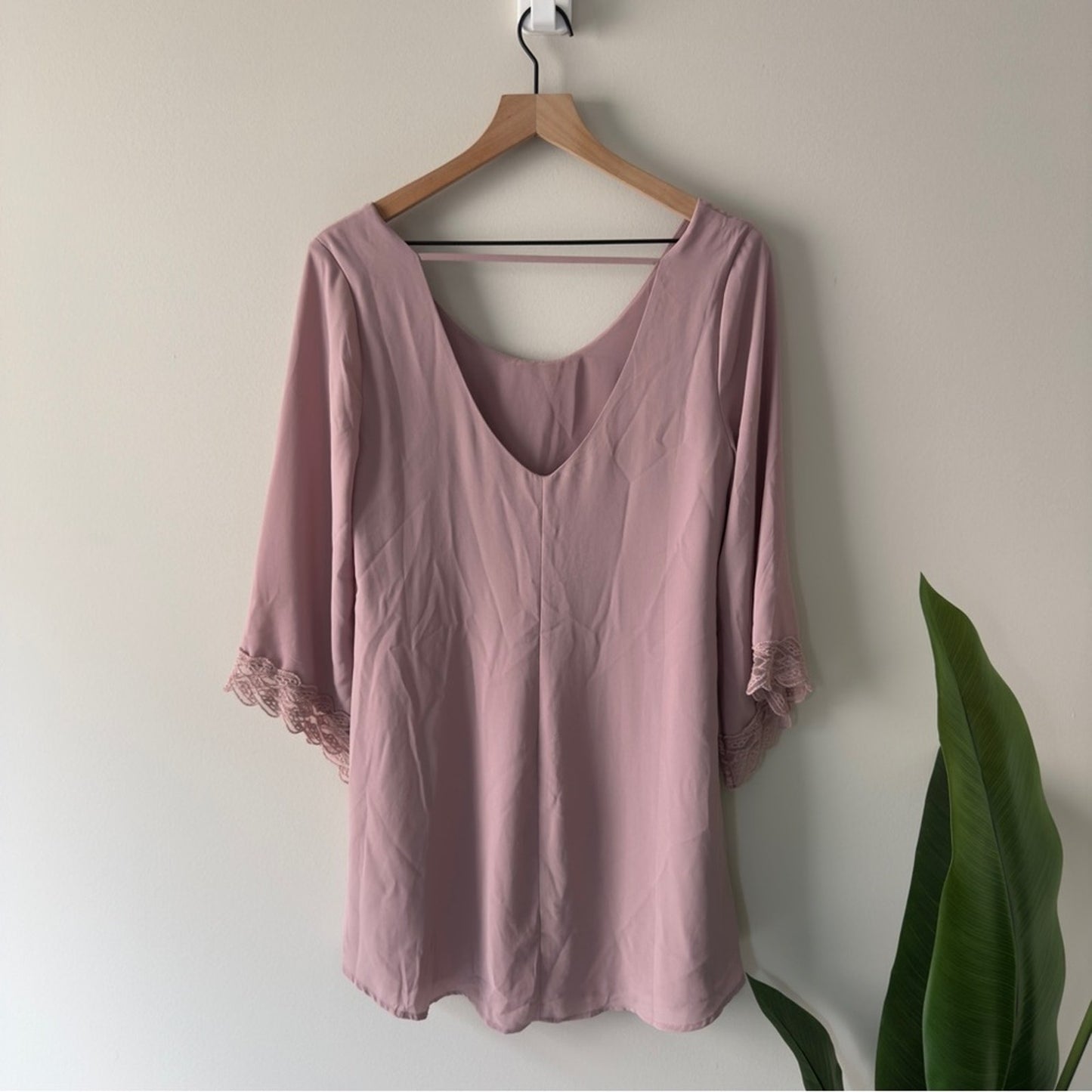 Astr the Label Revolve Deauville Mauve Lace Accent dress shift Flowy 3/4 sleeve