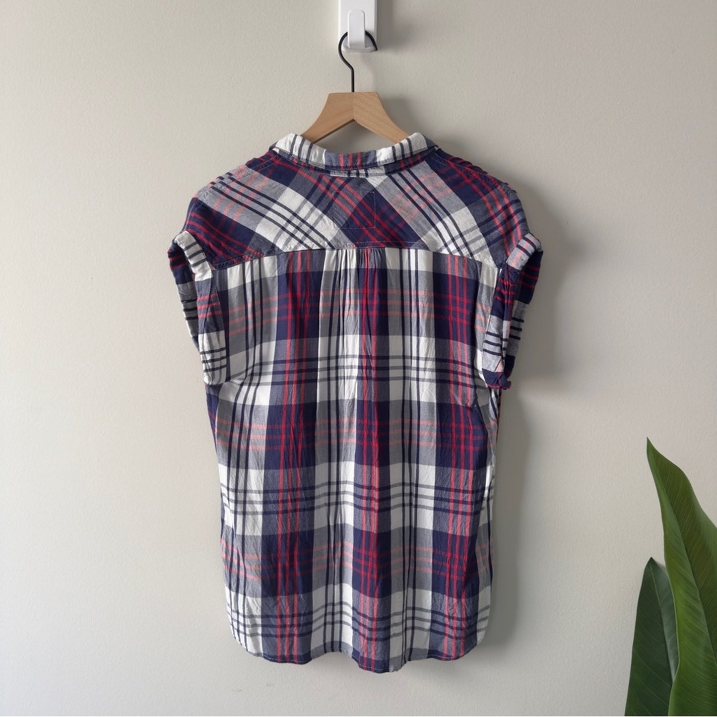 Rails Plaid Button Down Top Casual Front Pocket Collared Cap Sleeve collar