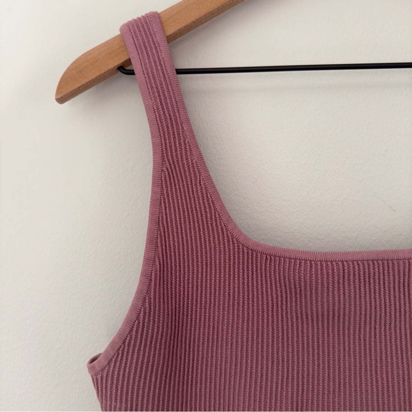 Aritzia Babaton Sleeveless Crop Top Ribbed Athletic Stretch Nylon Spandex Active