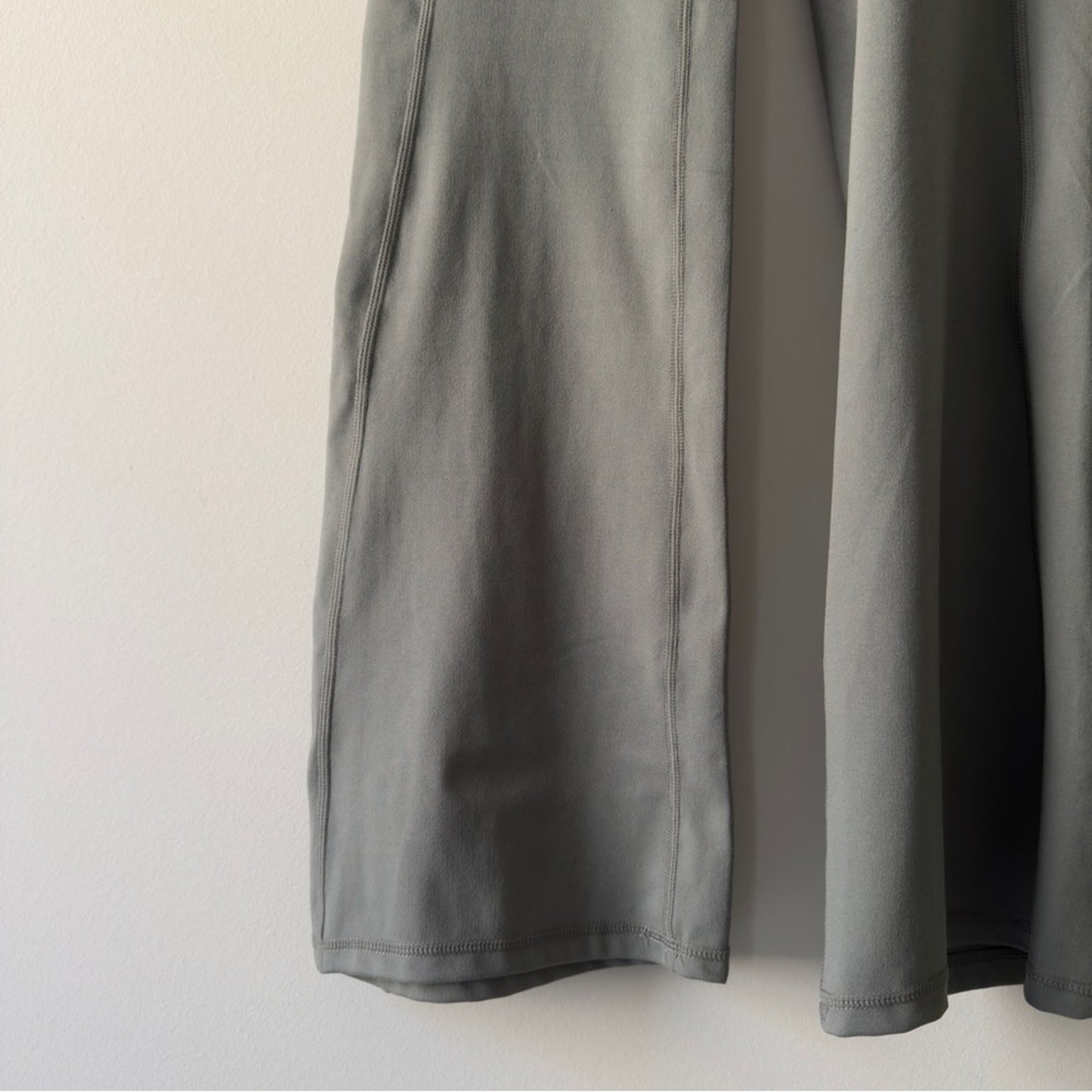 Yogalicious Lux Tribeca 7/8 Flare Pants in Mulled Basil stretch mid waist rise S