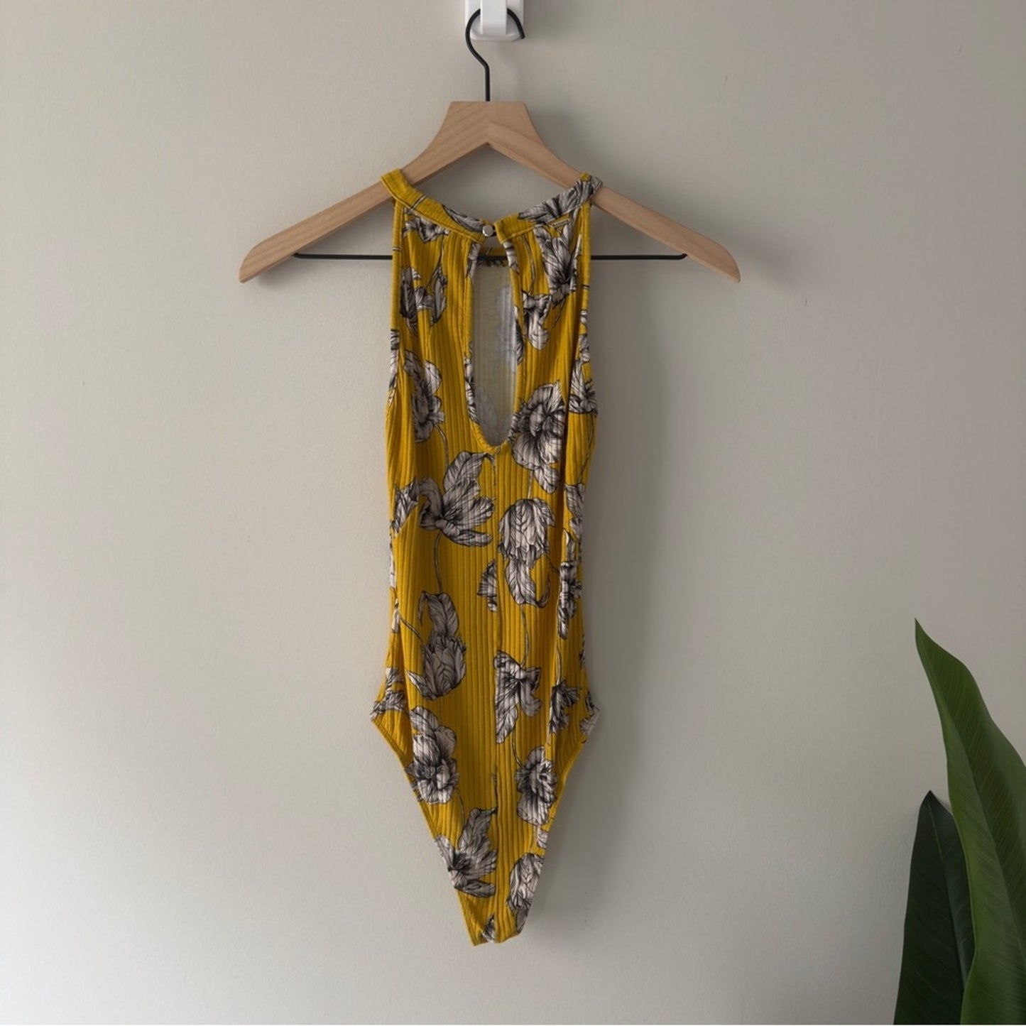 Sommer Floral Yellow Halter Neck Bodysuit Button Keyhole Back Sleeveless Ribbed