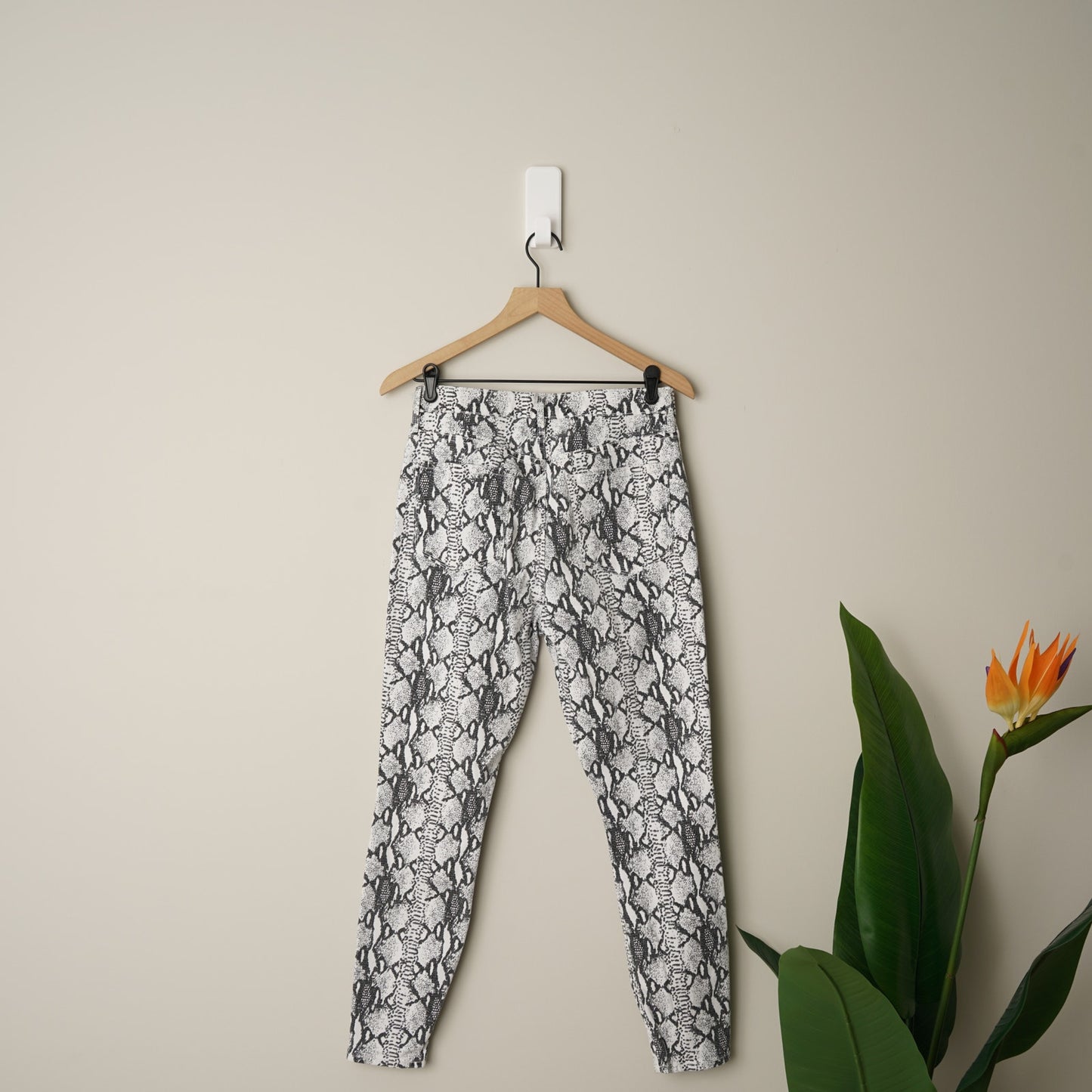 Frame Ali High Rise Cigarette Jeans in Gris Multi Python Snake Print Skinny EUC